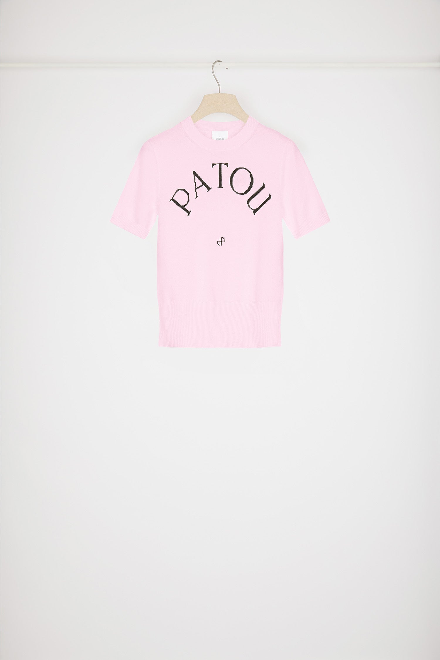 Patou - Patou Jacquard-Stricktop aus umweltfreundlichem Baumwollmix - Pink - Patou: fünf Buchstaben, die für einen neuen Stil stehen. Stricktop aus Bio-Baumwolle in Rosa. Körpernaher Schnitt mit kurzen Ärmeln. Rundhalsausschnitt. Rippung an Kragen, Ärmelabschlüssen und Taille. Patou-Buchstabenlogo und Jacquard-Monogramm auf der Vorderseite.Patou Market Osaka Exclusive