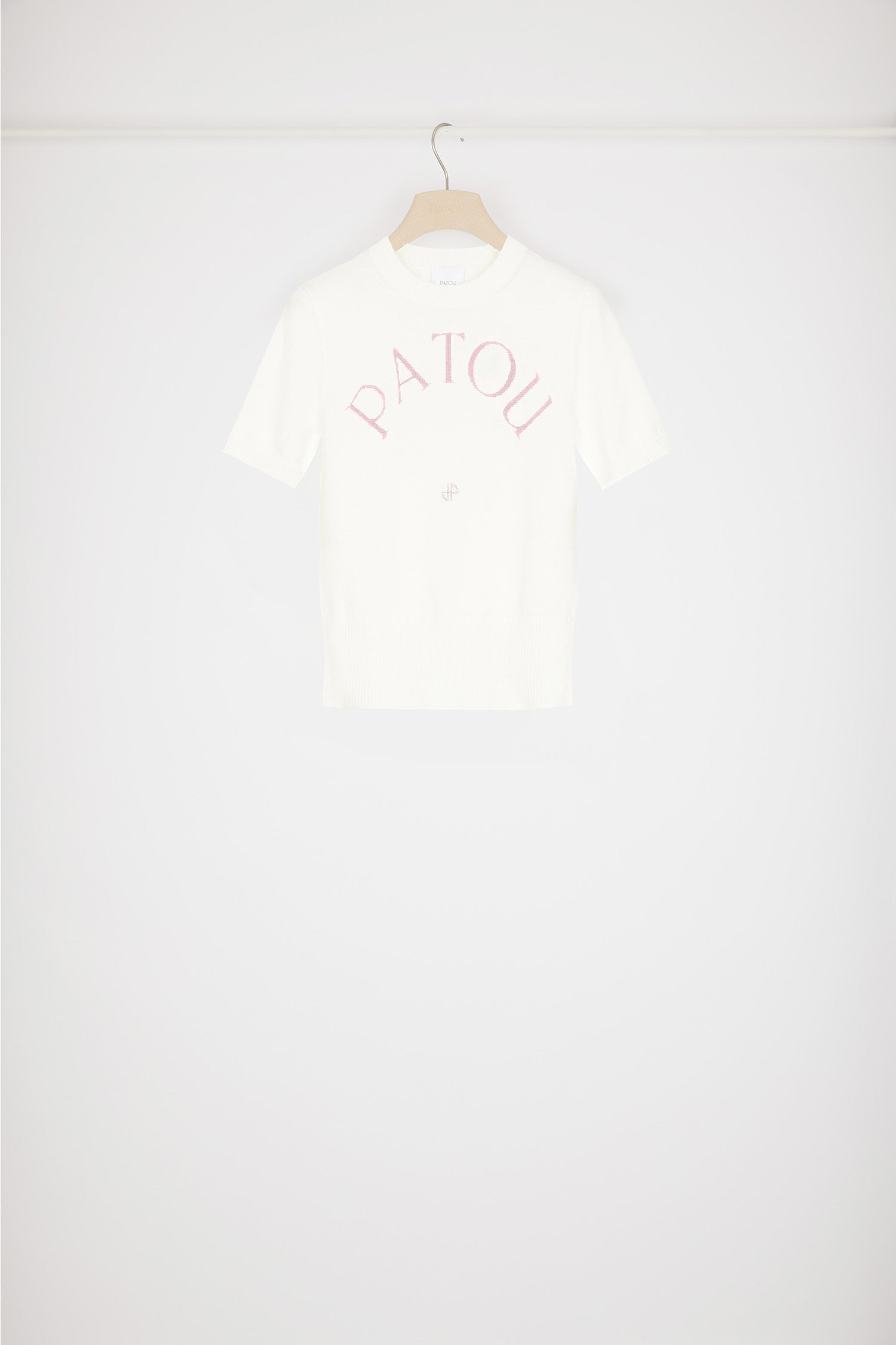 Patou - Top Patou in maglia ecosostenibile - White - Patou scrive la sostenibilità in cinque lettere.Top in maglia di cotone bio bianco. Vestibilità aderente. Maniche corte. Collo rotondo. Bordi a costine. Logo Patou e monogramma in jacquard sul fronte.Patou Market Osaka Exclusive