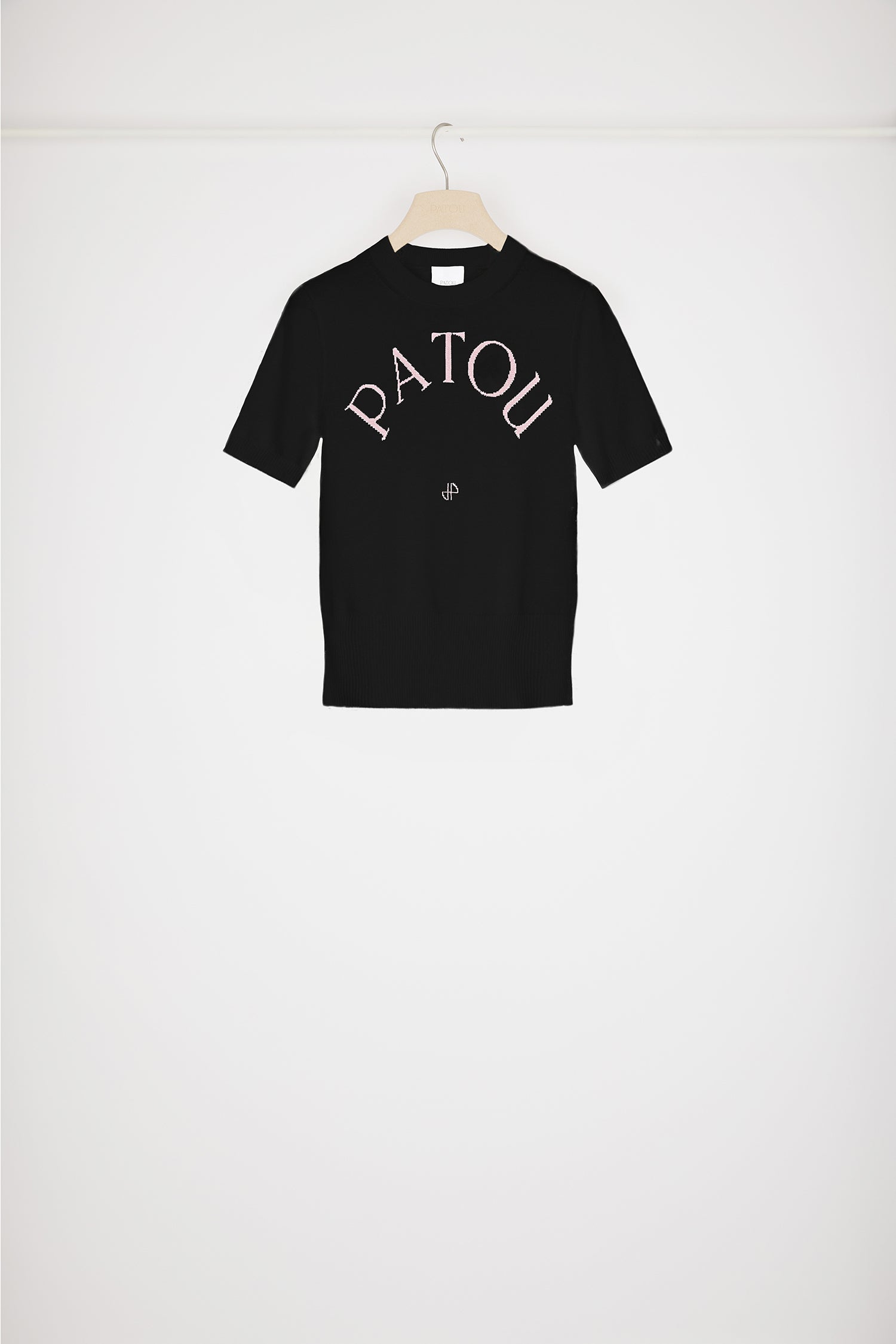 Patou - Top Patou in maglia ecosostenibile - Black - Patou scrive la sostenibilità in cinque lettere.Top in maglia di cotone bio nero. Vestibilità aderente. Maniche corte. Collo rotondo. Bordi a costine. Logo Patou e monogramma in jacquard sul fronte.Patou Market Osaka Exclusive
