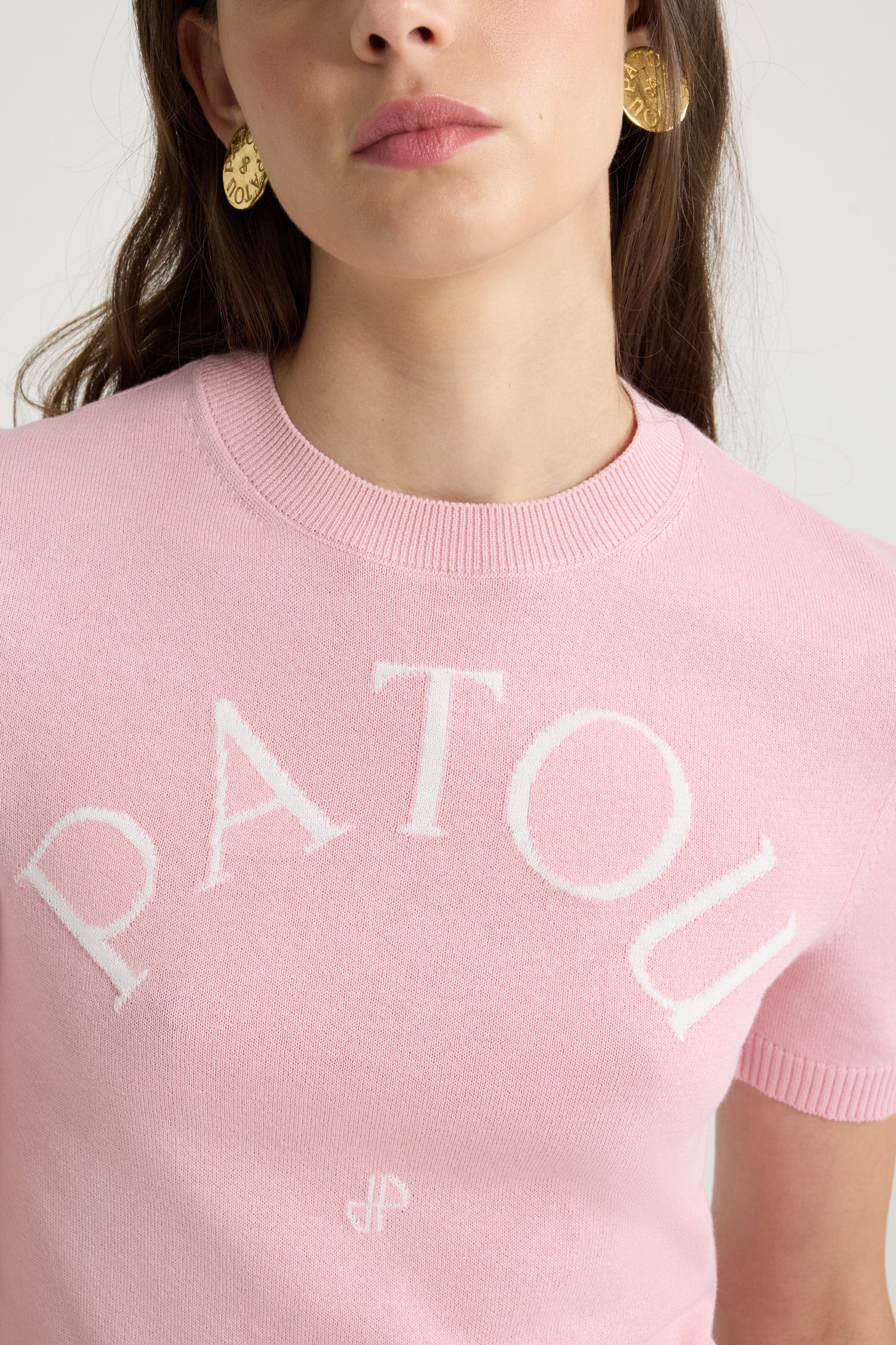 Patou - Top con logo Patou in maglia di misto cotone - Primrose Pink - Top in maglia di misto cotone rosa. Collo tondo. Collo, polsini e orlo a costine. Maniche corte. Logo Patou e monogramma JP in jacquard sul davanti.