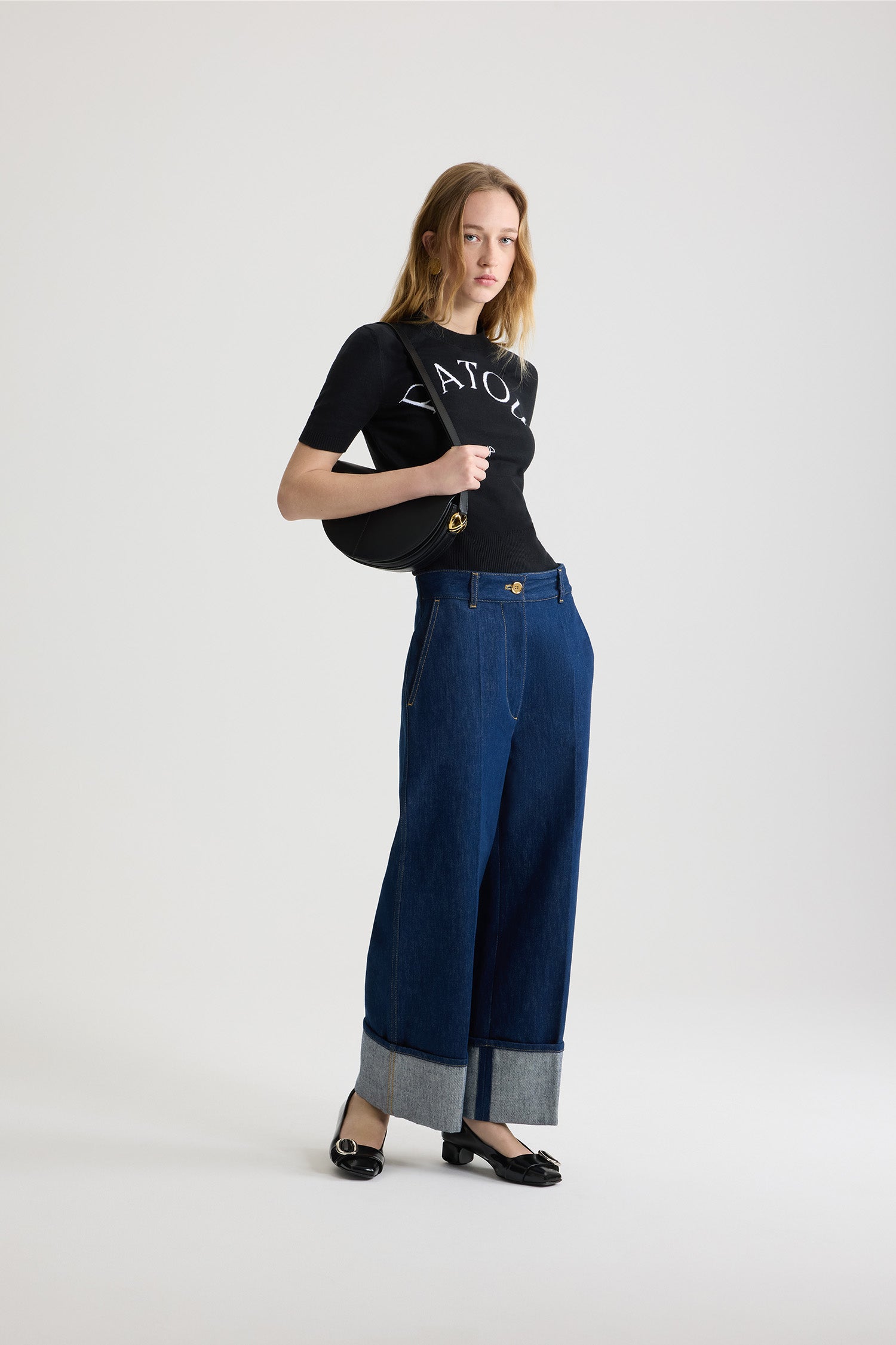 Patou - Top Patou in maglia ecosostenibile - Black - Patou scrive la sostenibilità in cinque lettere.Top in maglia di cotone bio nero. Vestibilità aderente. Maniche corte. Collo rotondo. Bordi a costine. Logo Patou e monogramma in jacquard sul fronte.