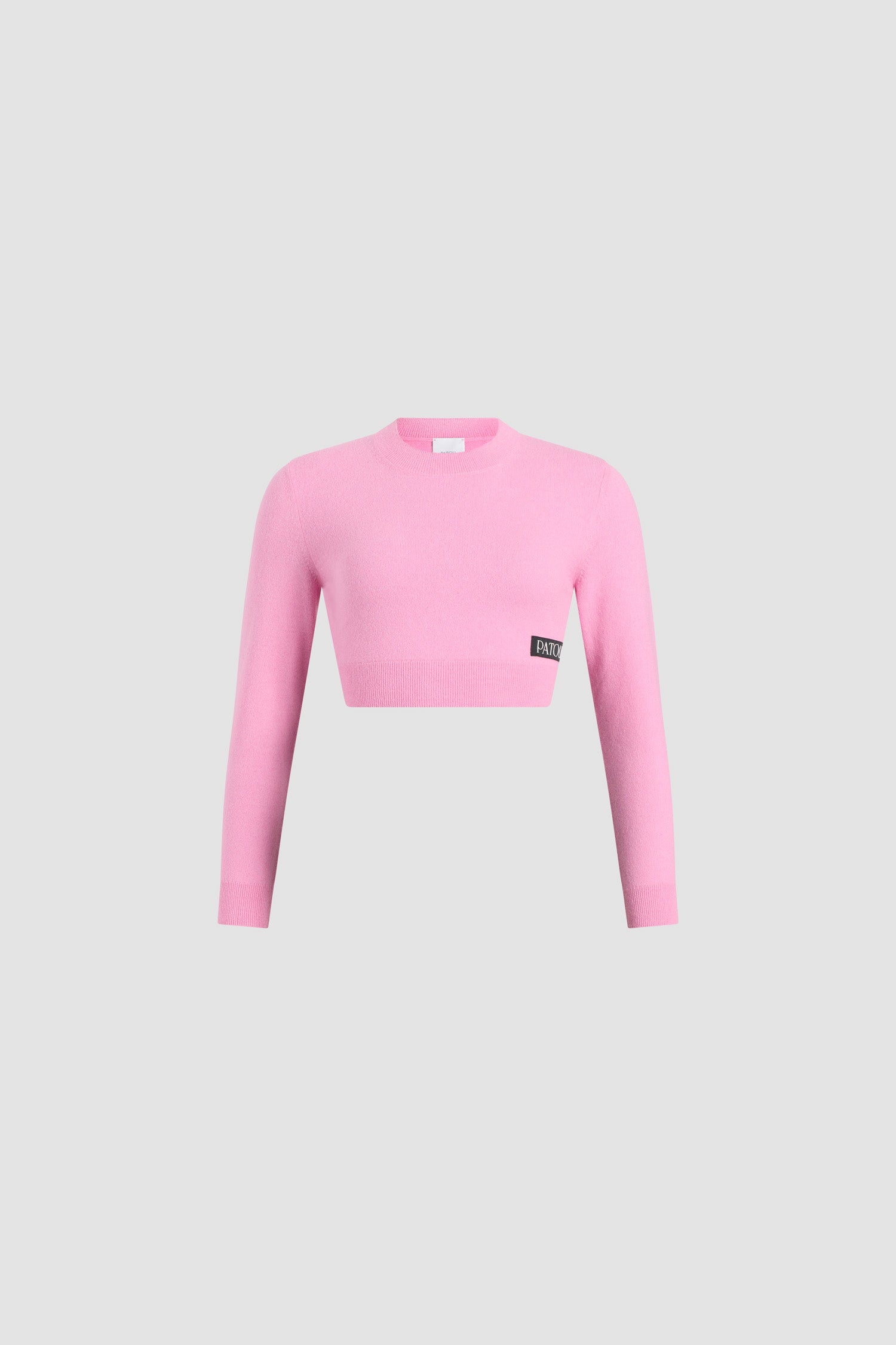 Patou - Pull court en laine et cachemire - Pink Pearl - Pull en laine mérinos et cachemire rose perle. Silhouette courte. Col rond. Col, poignets et ourlet côtelés. JP brodé sur le devant.