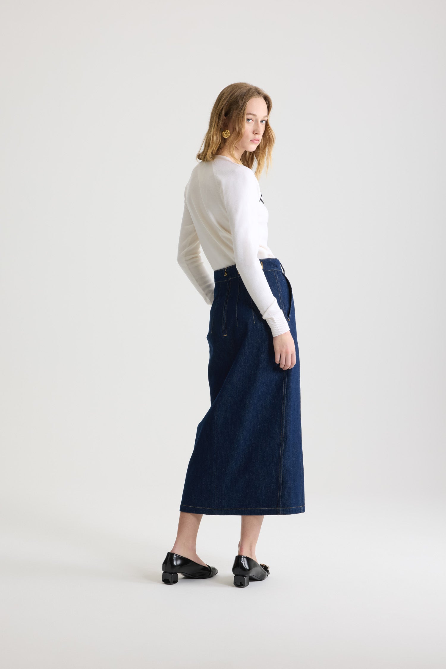 Patou - Pull Patou en laine mélangée - White - La maille Patou mise sur le minimalisme.Pull en laine mérinos mélangée blanche. Col rond. Patou et monogramme noirs en jacquard sur le devant.