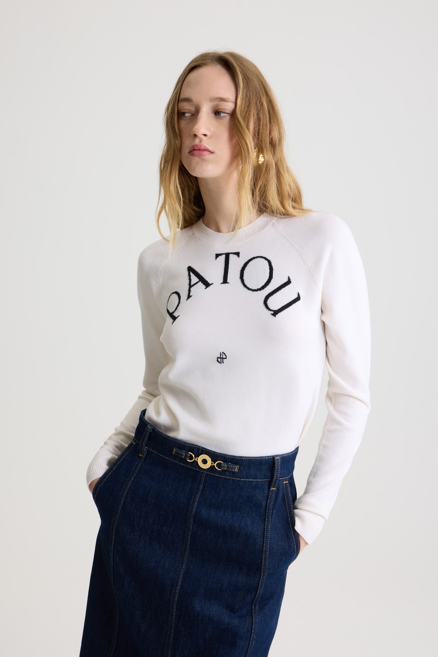 Patou - Pull Patou en laine mélangée - White - La maille Patou mise sur le minimalisme.Pull en laine mérinos mélangée blanche. Col rond. Patou et monogramme noirs en jacquard sur le devant.