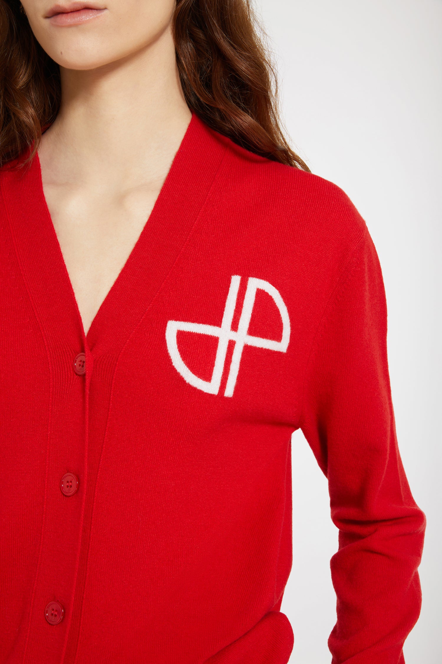 Patou - Cardigan JP in lana e cachemire - Racing Red - JP per tutti.Maglione in misto misto lana e cachemire rosso. Vestibilità rilassata. Scollo a V. Bottoni incisi JP. Monogramma JP sul petto. Polsino a contrasto.Capo unisex; consigliamo agli uomini di scegliere una taglia in più.