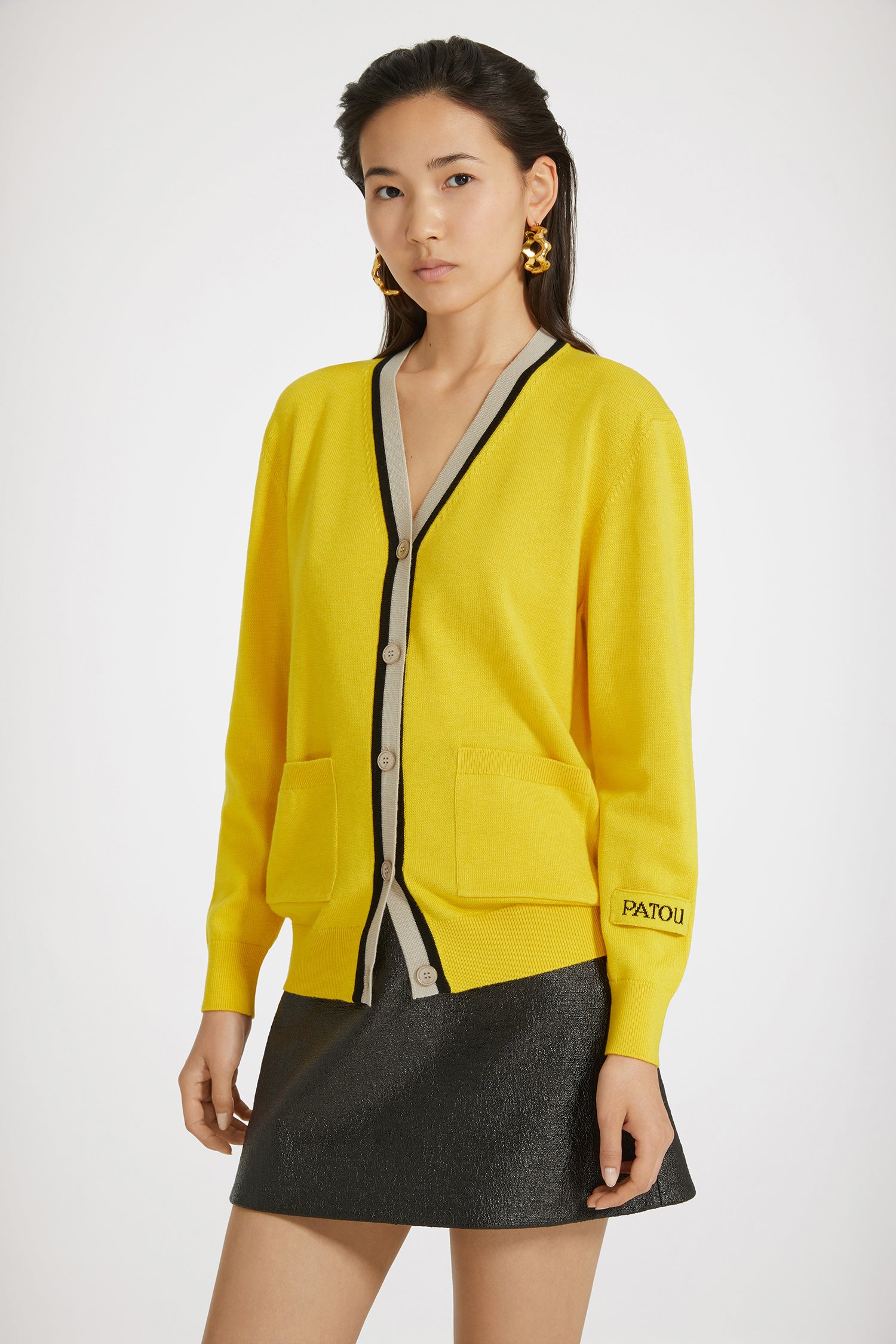 Patou - Cardigan con collo a contrasto in cotone e lana - Yellow - Una storia di dettagli.Cardigan in misto cotone e lana giallo. Vestibilità morbida. Collo a V. Dettagli bicolore a contrasto. Bottoni incisi JP. Tasche applicate sul davanti. Etichetta Patou sulla manica sinistra.
