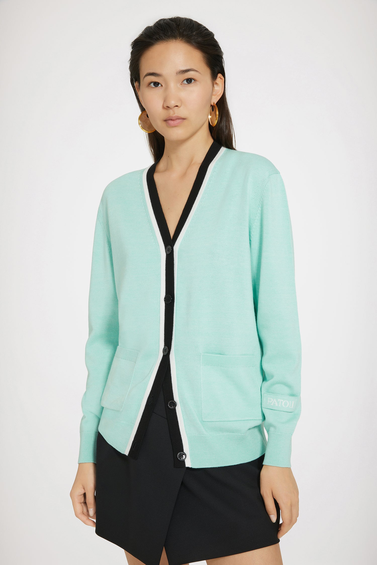 Patou - コットン&ウール コントラストカラー カーディガン - Mint Green - 少しファジーなニットウェア。ミントグリーンのコットン&ウール製カーディガン。リラックス シルエット。Vネックライン。ツートーンのコントラストカラーの襟とプラケット。JPの刻印入りボタン。フロントにパッチポケット。左袖にPatouジャカードラベル。