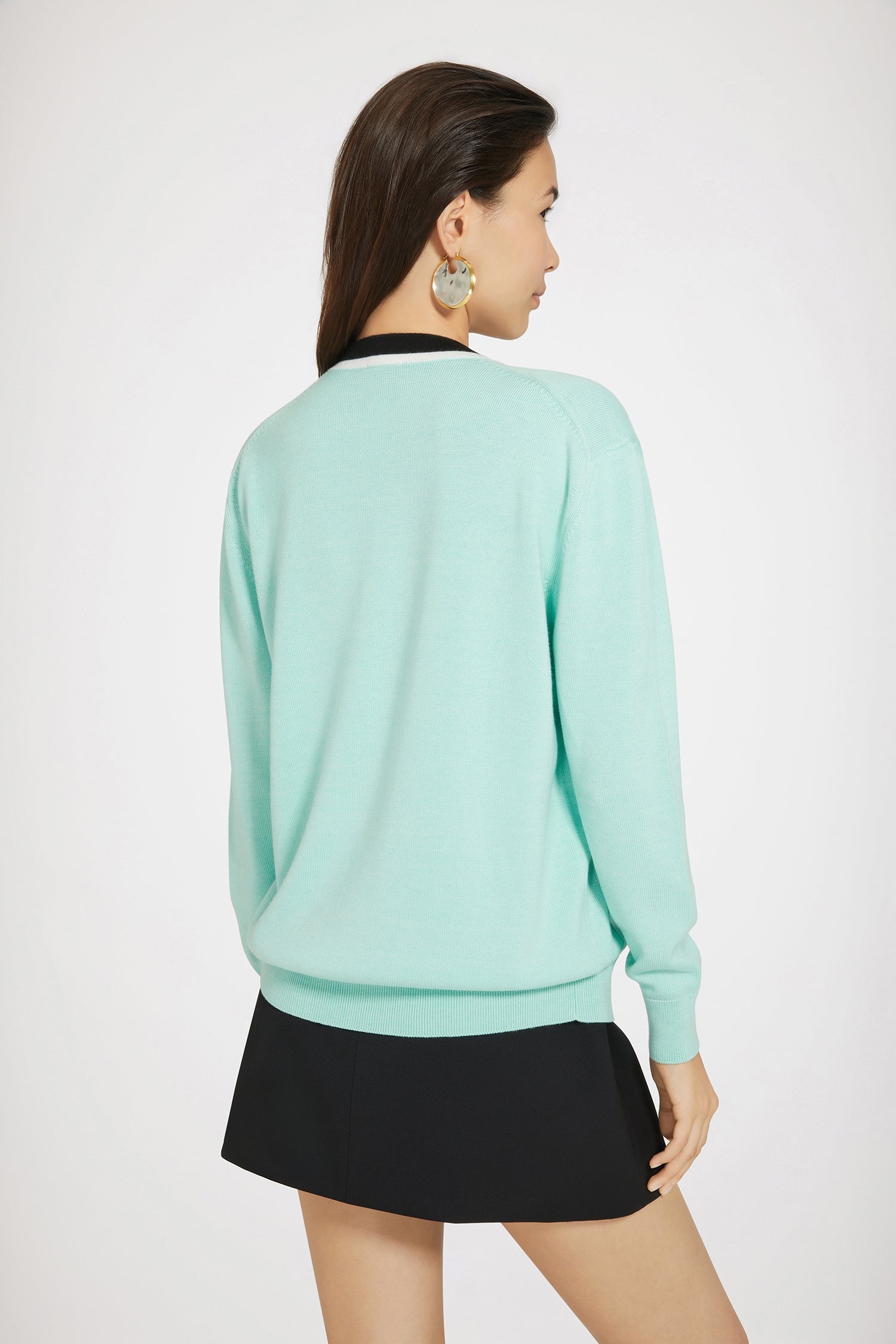 Patou - コットン&ウール コントラストカラー カーディガン - Mint Green - 少しファジーなニットウェア。ミントグリーンのコットン&ウール製カーディガン。リラックス シルエット。Vネックライン。ツートーンのコントラストカラーの襟とプラケット。JPの刻印入りボタン。フロントにパッチポケット。左袖にPatouジャカードラベル。