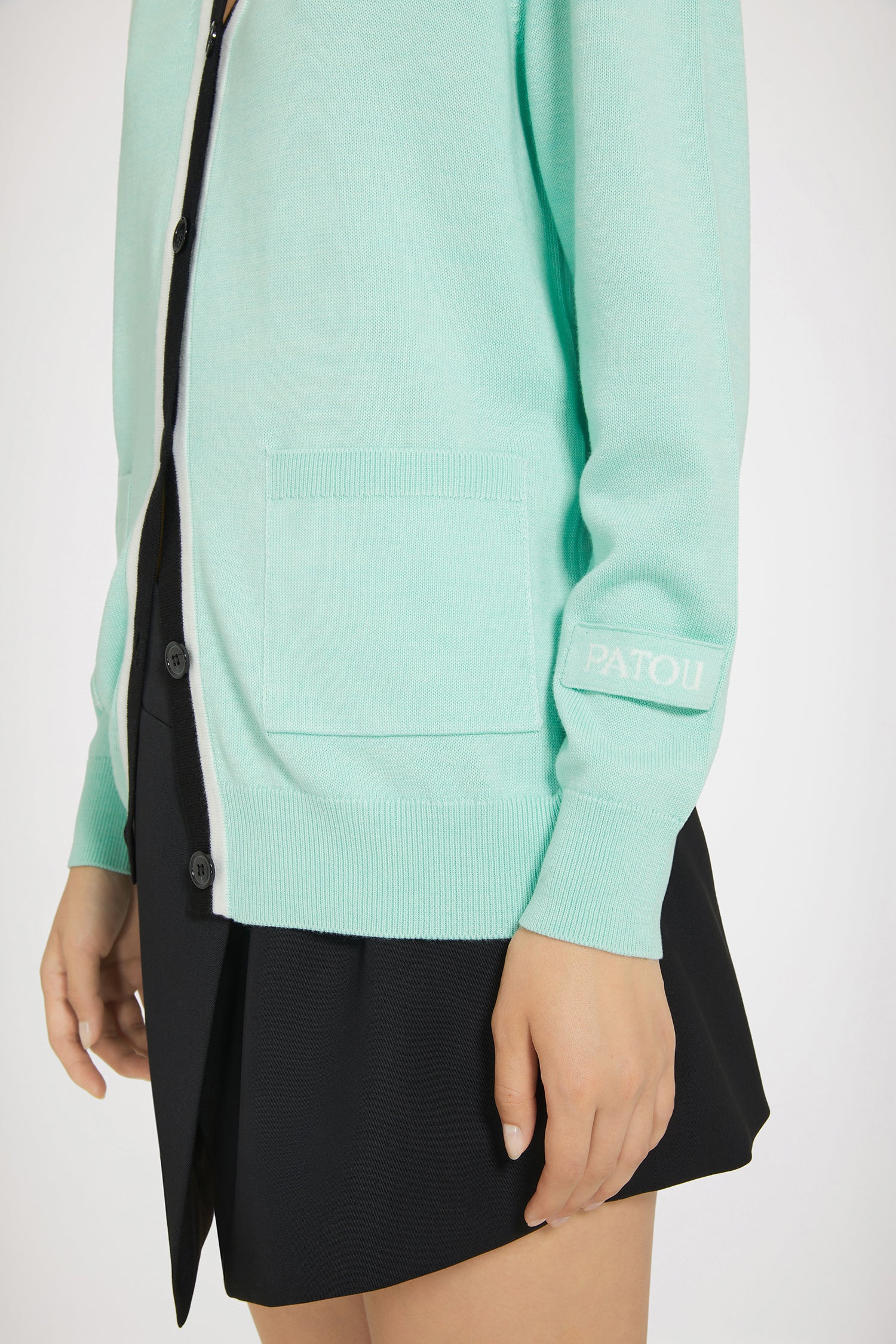 Patou - コットン&ウール コントラストカラー カーディガン - Mint Green - 少しファジーなニットウェア。ミントグリーンのコットン&ウール製カーディガン。リラックス シルエット。Vネックライン。ツートーンのコントラストカラーの襟とプラケット。JPの刻印入りボタン。フロントにパッチポケット。左袖にPatouジャカードラベル。