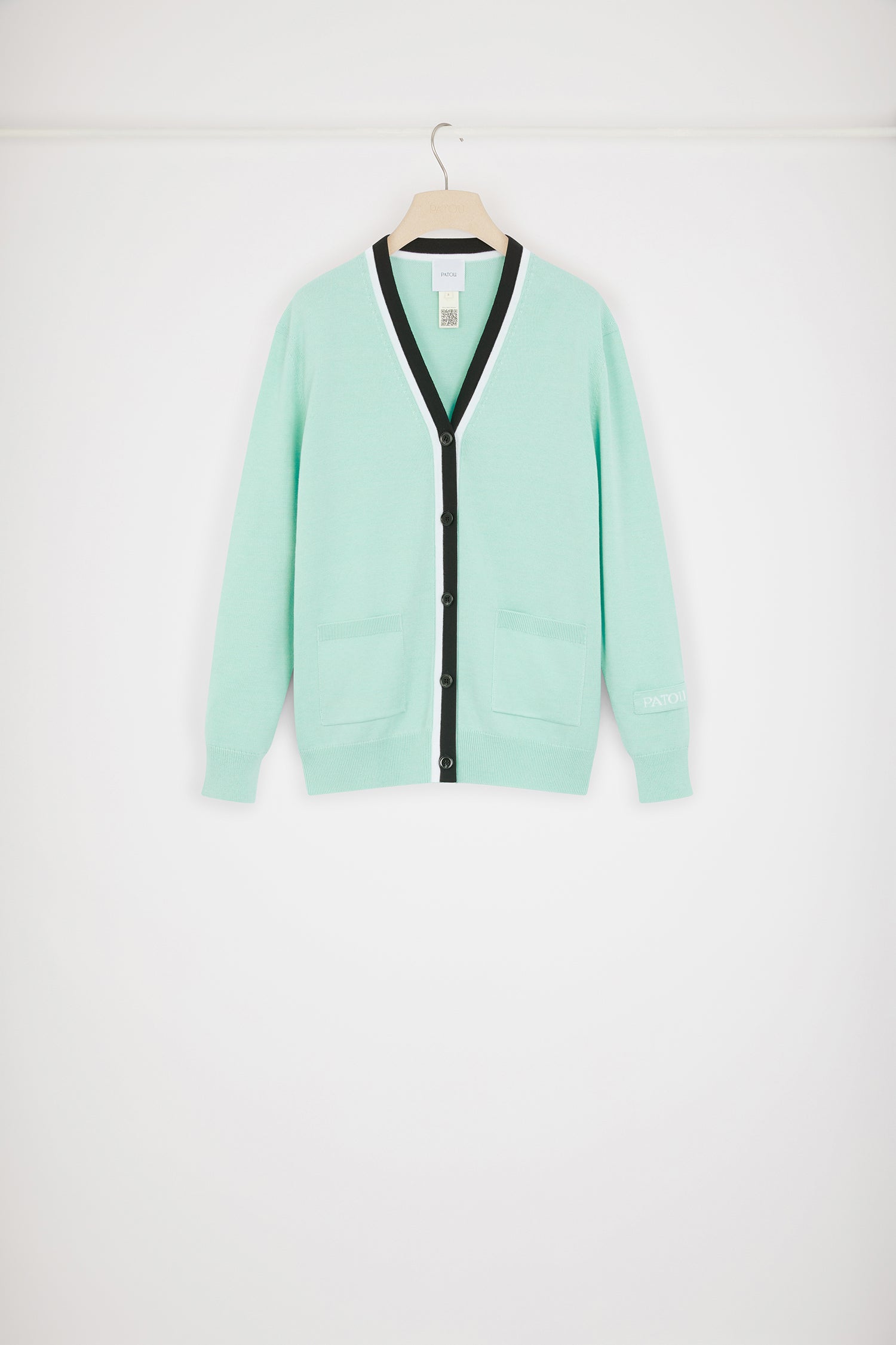 Patou - コットン&ウール コントラストカラー カーディガン - Mint Green - 少しファジーなニットウェア。ミントグリーンのコットン&ウール製カーディガン。リラックス シルエット。Vネックライン。ツートーンのコントラストカラーの襟とプラケット。JPの刻印入りボタン。フロントにパッチポケット。左袖にPatouジャカードラベル。