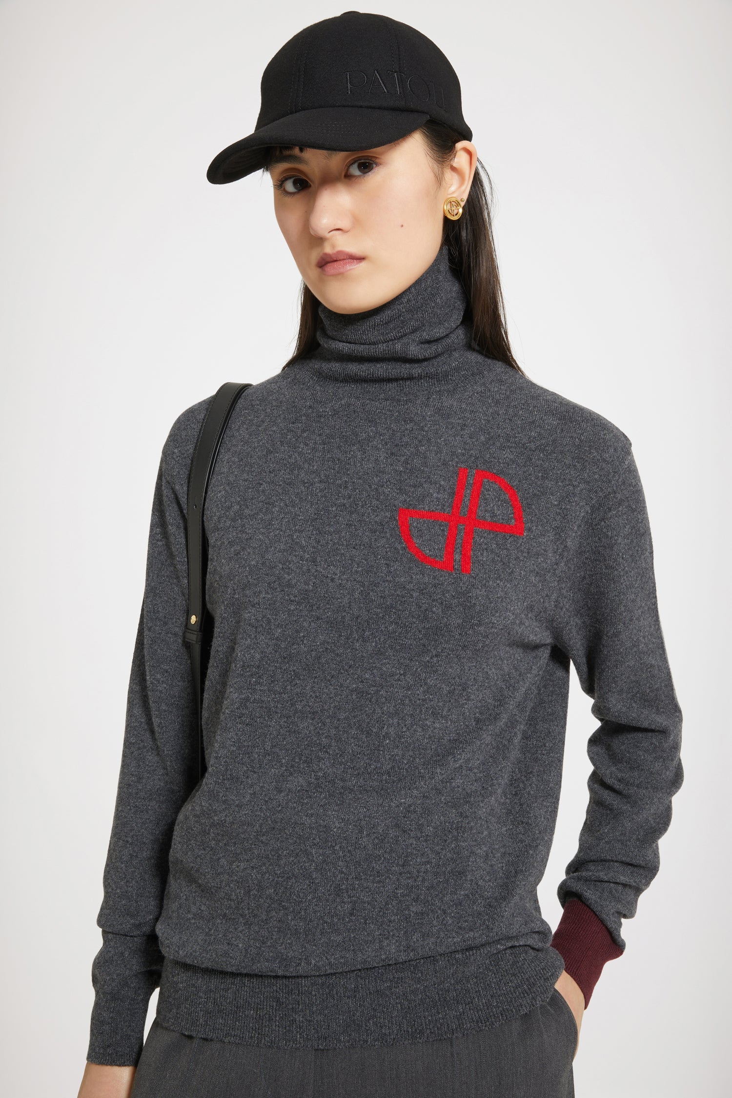 Patou - JP Rollkragenpullover aus Wolle und Kaschmir - Graphite - Rollkragen für den Alltag.Pullover aus Wolle und Kaschmir in Graphitgrau. Lockere Passform. Rollkragen. JP-Monogramm auf der Brust. Einzelne kontrastierende Manschette.
