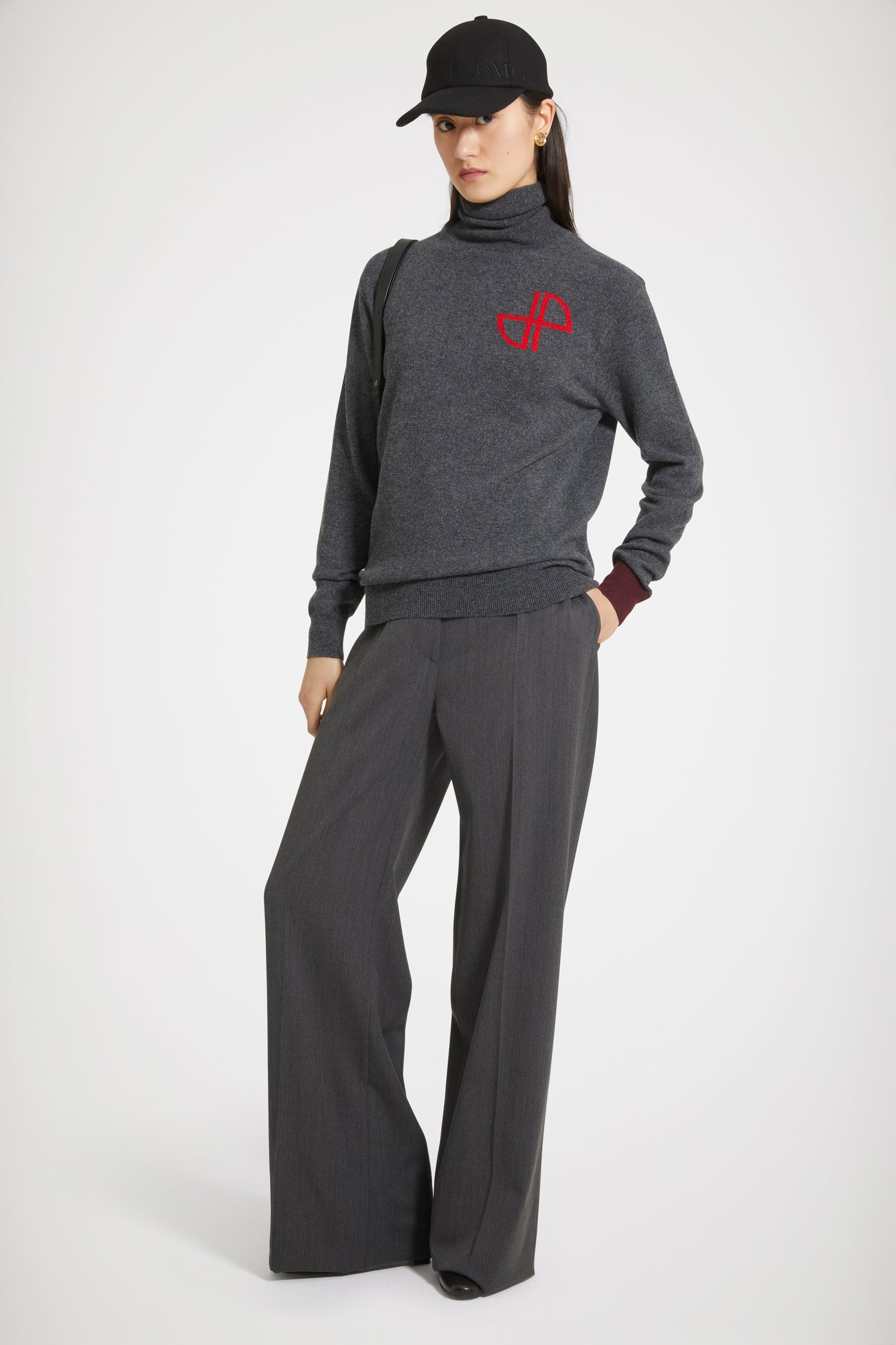 Patou - JP Rollkragenpullover aus Wolle und Kaschmir - Graphite - Rollkragen für den Alltag.Pullover aus Wolle und Kaschmir in Graphitgrau. Lockere Passform. Rollkragen. JP-Monogramm auf der Brust. Einzelne kontrastierende Manschette.