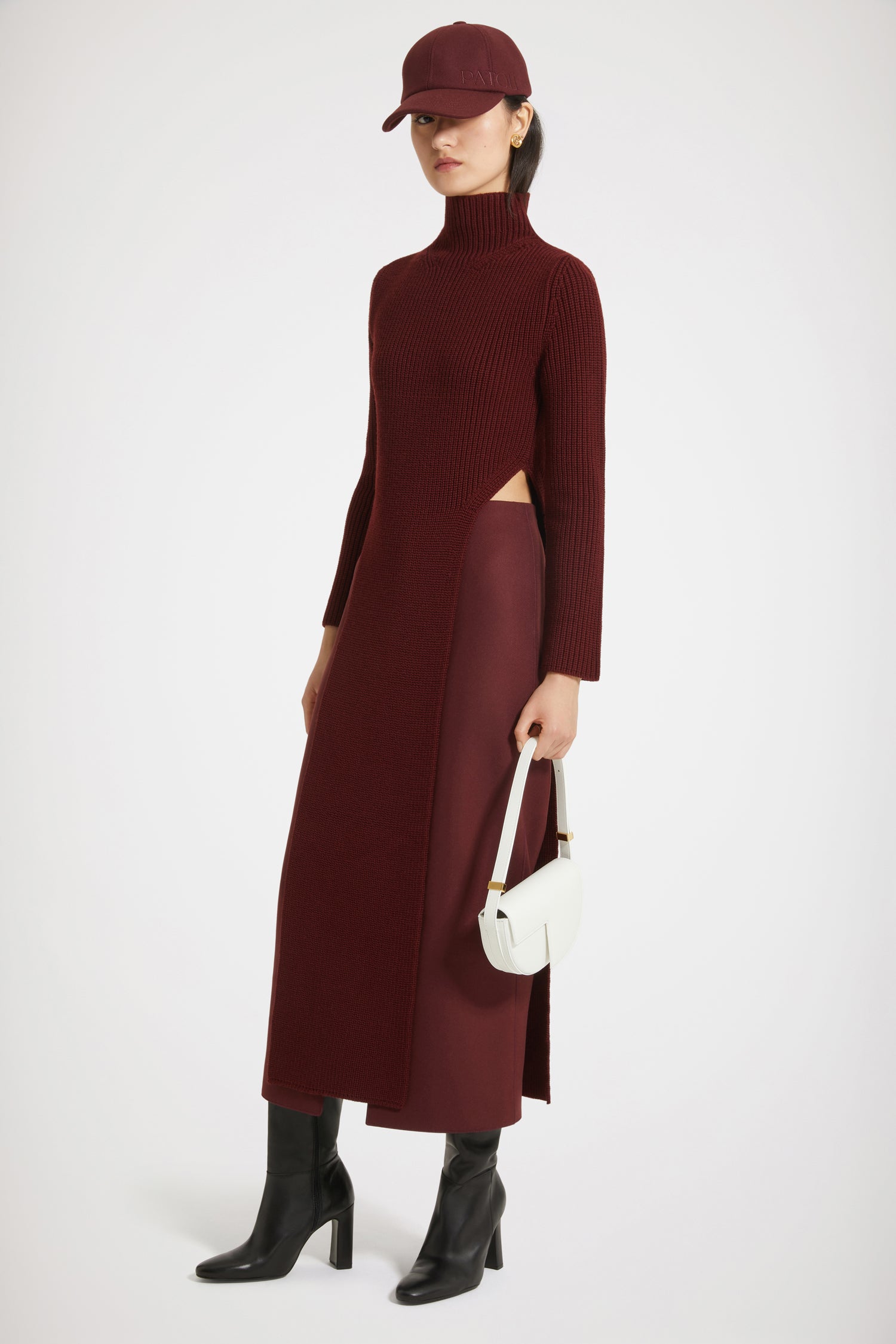 Patou - Maglione con pannelli in lana a costine sostenibile - Ruby Wine - Proporzioni ripensate. classici reinventati.Maglione in lana sostenibile rosso rubino. Maglia a costine. Collo alto. Pannelli lunghi sul davanti e sul retro con aperture ai lati.