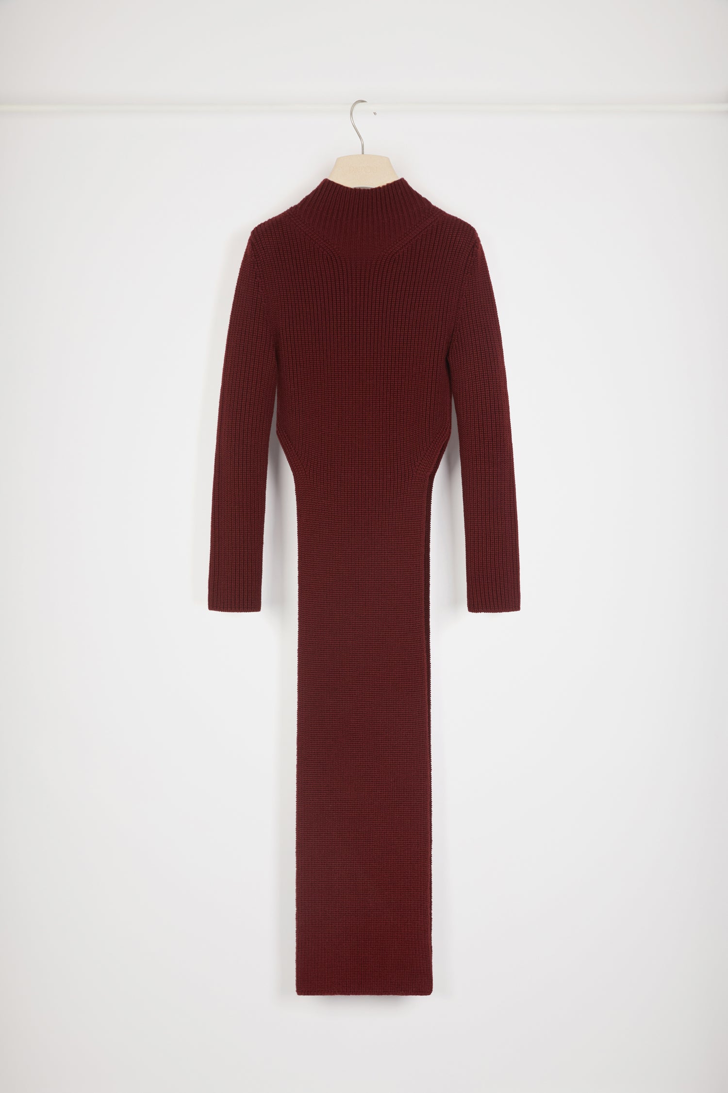 Patou - Maglione con pannelli in lana a costine sostenibile - Ruby Wine - Proporzioni ripensate. classici reinventati.Maglione in lana sostenibile rosso rubino. Maglia a costine. Collo alto. Pannelli lunghi sul davanti e sul retro con aperture ai lati.