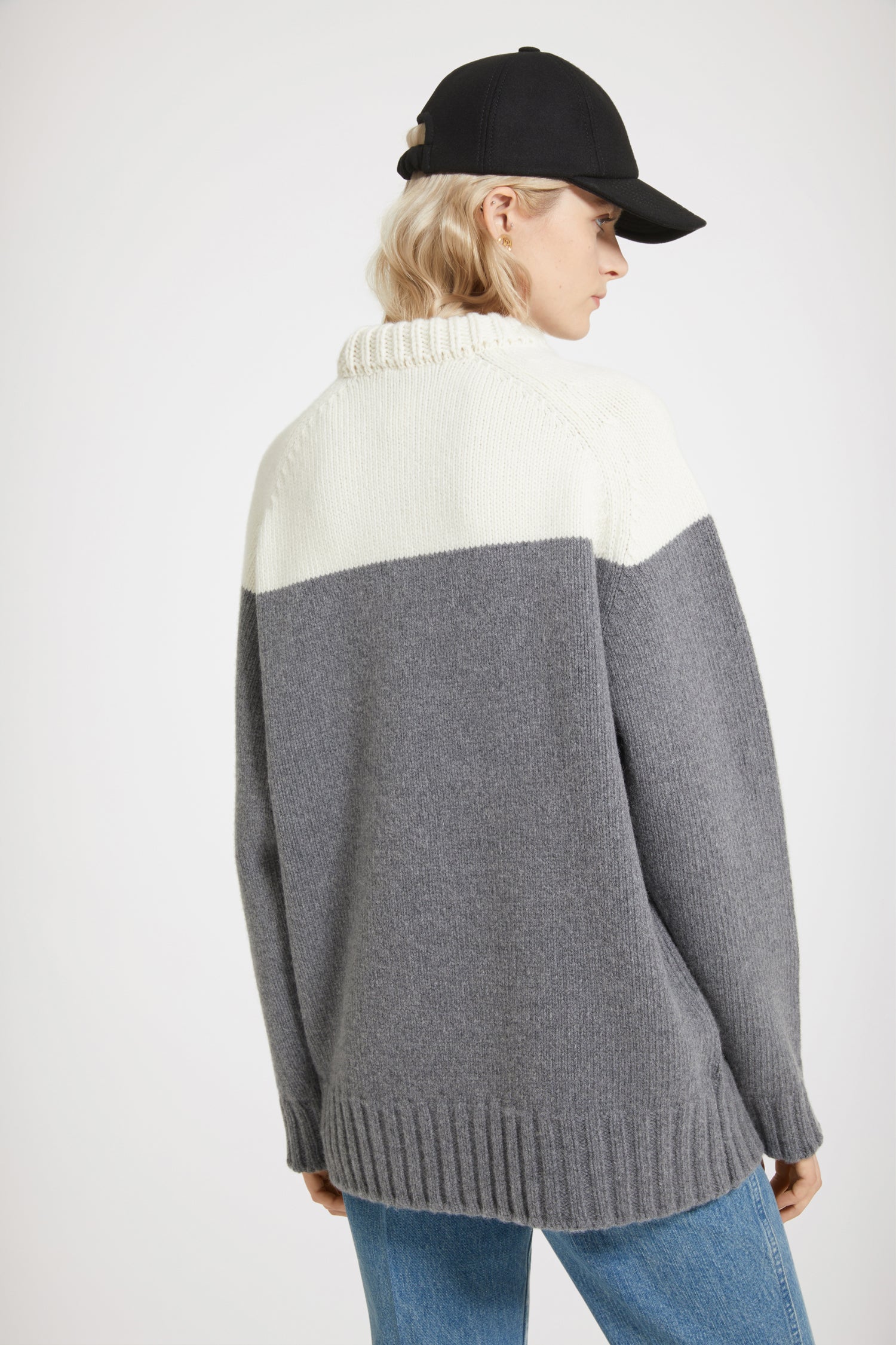 Patou - Two-tone jumper in sustainable wool and cashmere - Graphite - Chic and cheerful knitwear for everyone to wear.Graphite grey and white wool and cashmere jumper. Unisex style. Loose silhouette. Crewneck. Thick rib at the collar, cuffs and hem. Embroidered JP at the chest.