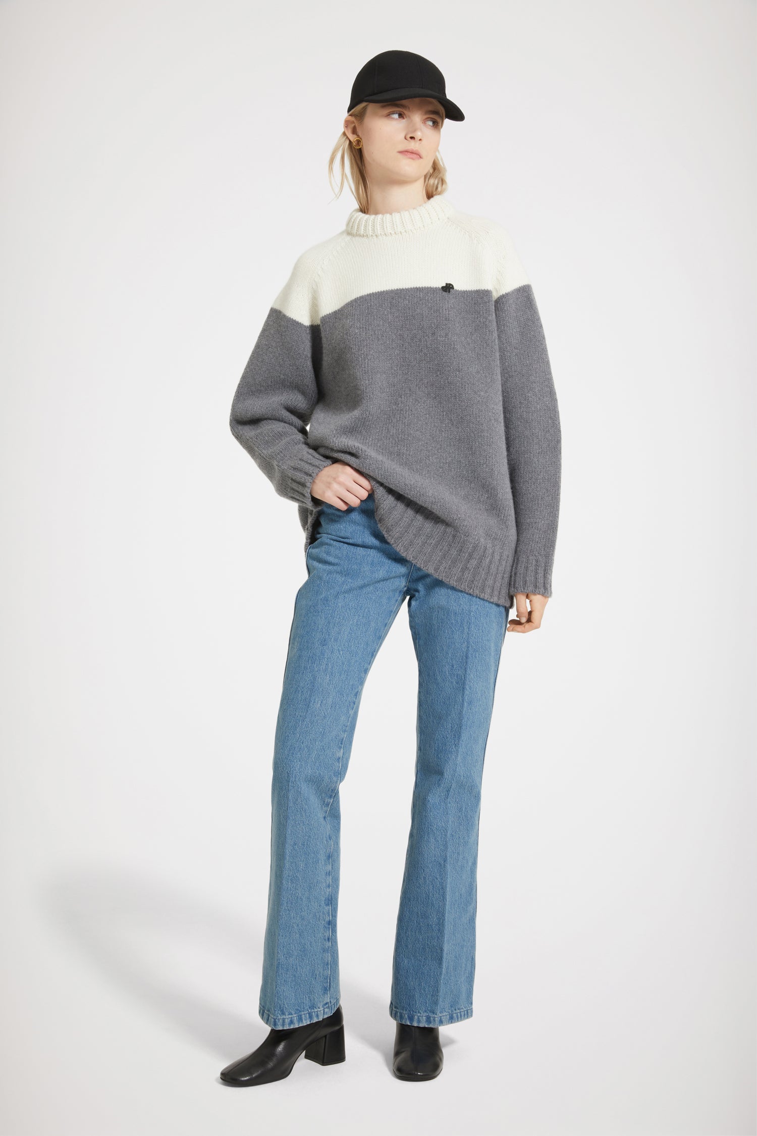 Patou - Two-tone jumper in sustainable wool and cashmere - Graphite - Chic and cheerful knitwear for everyone to wear.Graphite grey and white wool and cashmere jumper. Unisex style. Loose silhouette. Crewneck. Thick rib at the collar, cuffs and hem. Embroidered JP at the chest.