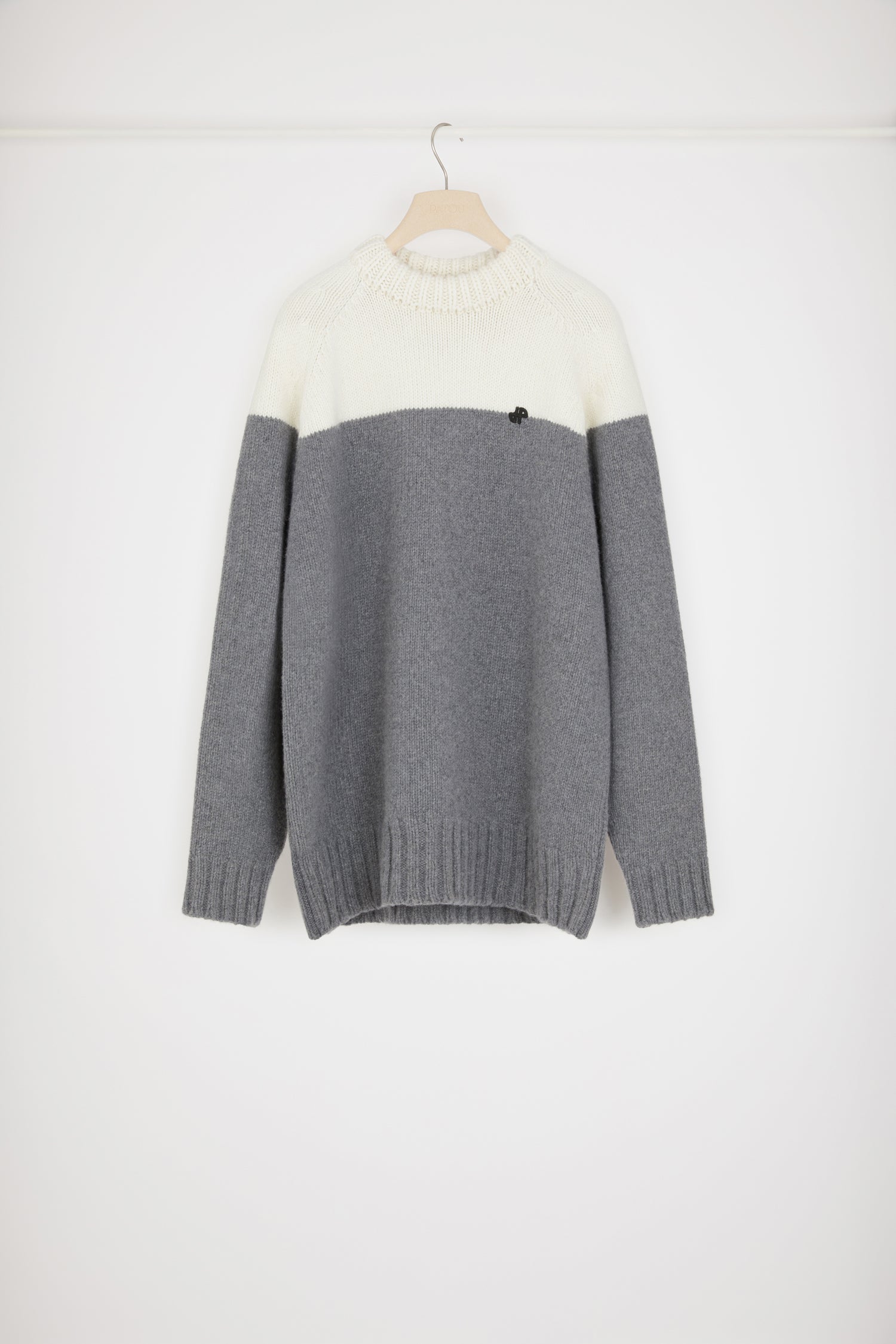 Patou - Two-tone jumper in sustainable wool and cashmere - Graphite - Chic and cheerful knitwear for everyone to wear.Graphite grey and white wool and cashmere jumper. Unisex style. Loose silhouette. Crewneck. Thick rib at the collar, cuffs and hem. Embroidered JP at the chest.