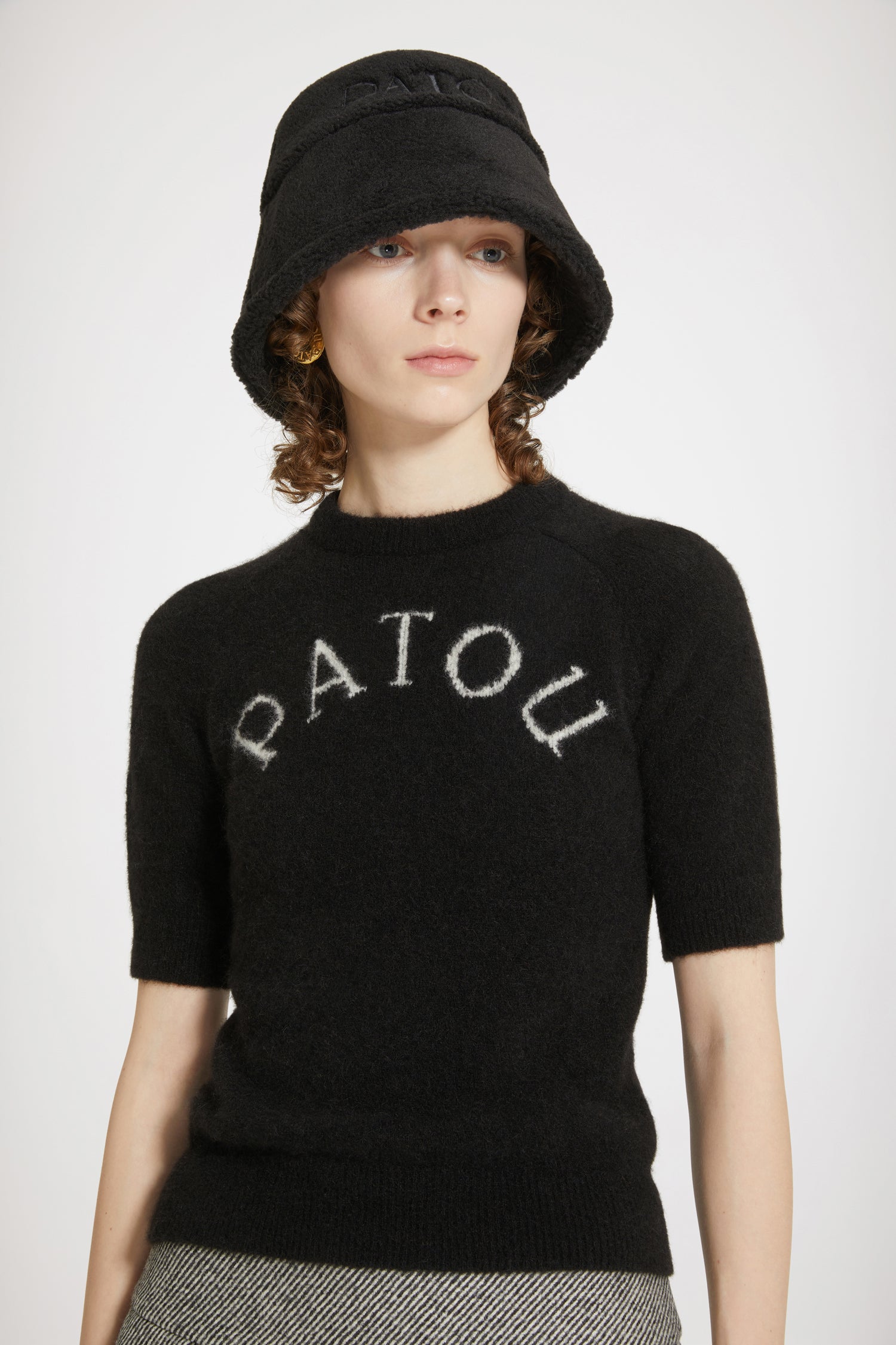 Patou - Patou Jacquard-Top aus nachhaltigem Alpaka-Mix - Black - Eine herzliche Umarmung von Patou.Top aus Babyalpaka-Mix in Schwarz. Rundhalsausschnitt. Rippung an Kragen, Ärmelabschlüssen und Taille. Kurze Ärmel. Patou Jacquard auf der Vorderseite.Körperbetonter Stil.
