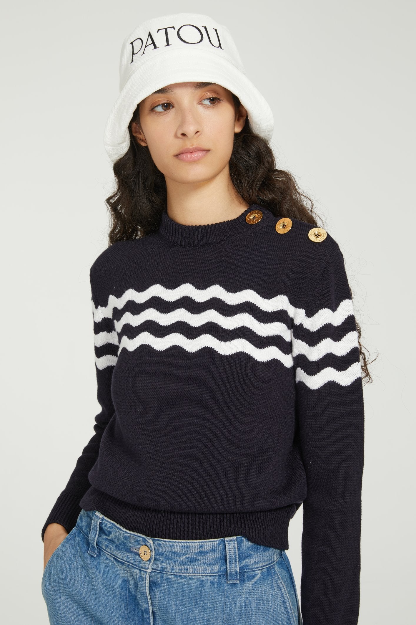 Patou - Marinière con righe ondulate in cotone e lana merino - Navy - La marinière 2.0.Maglione in misto cotone e lana merino blu scuro. Vestibilità classica. Collo tondo. Collo, polsini e orlo a costine. Bottoni oro incisi Patou sulla spalla. Righe ondulate.
