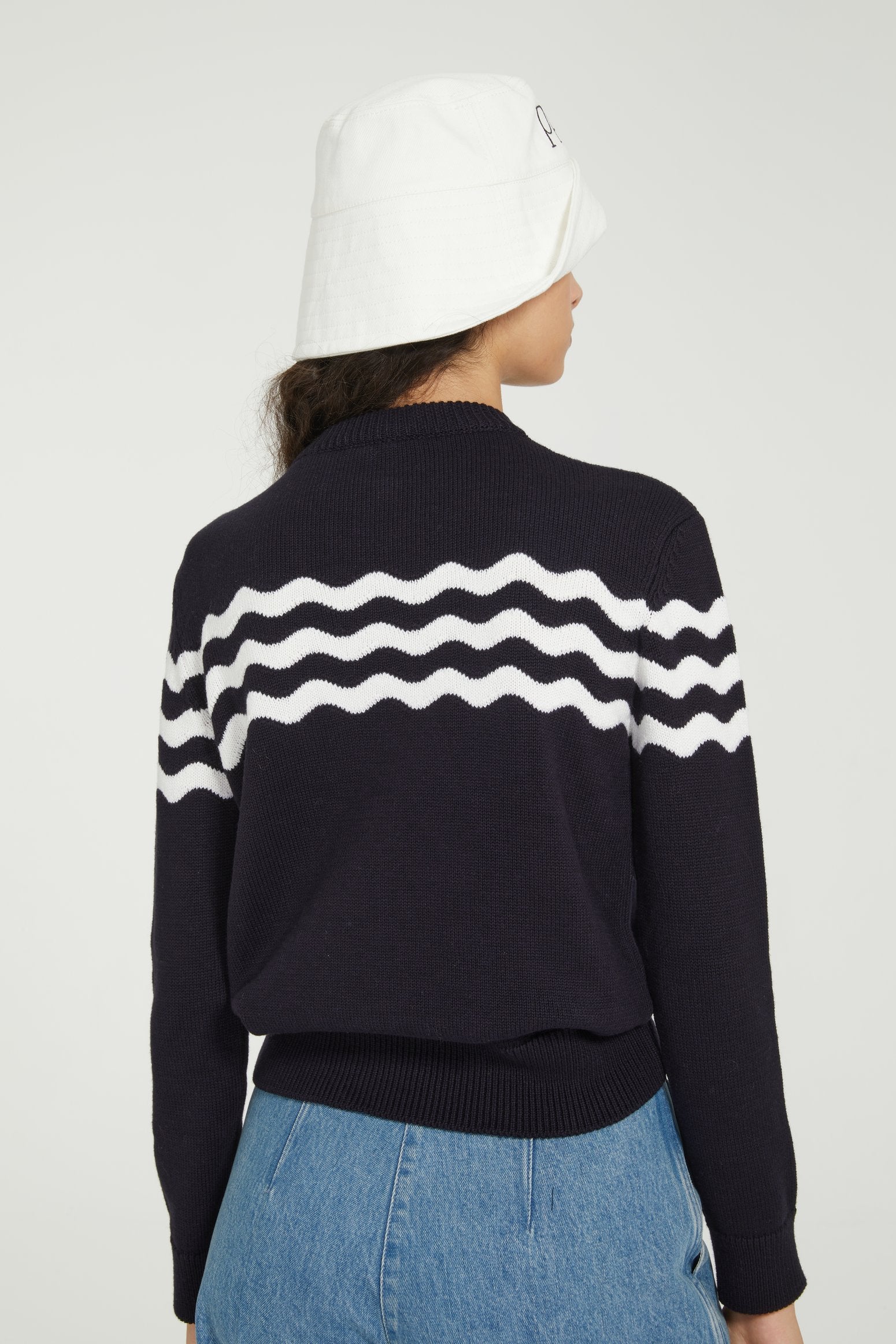 Patou - Marinière con righe ondulate in cotone e lana merino - Navy - La marinière 2.0.Maglione in misto cotone e lana merino blu scuro. Vestibilità classica. Collo tondo. Collo, polsini e orlo a costine. Bottoni oro incisi Patou sulla spalla. Righe ondulate.