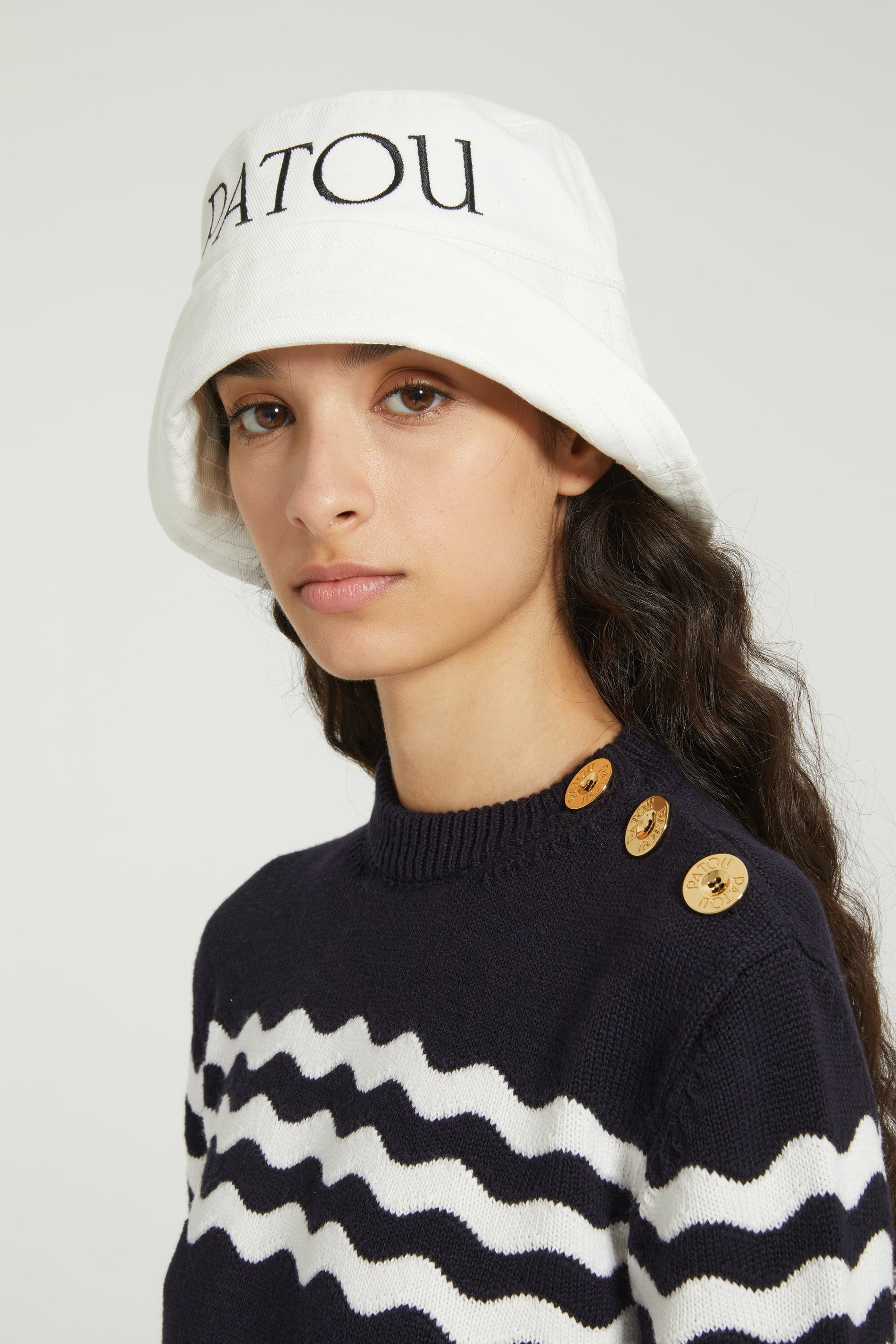 Patou - Marinière con righe ondulate in cotone e lana merino - Navy - La marinière 2.0.Maglione in misto cotone e lana merino blu scuro. Vestibilità classica. Collo tondo. Collo, polsini e orlo a costine. Bottoni oro incisi Patou sulla spalla. Righe ondulate.