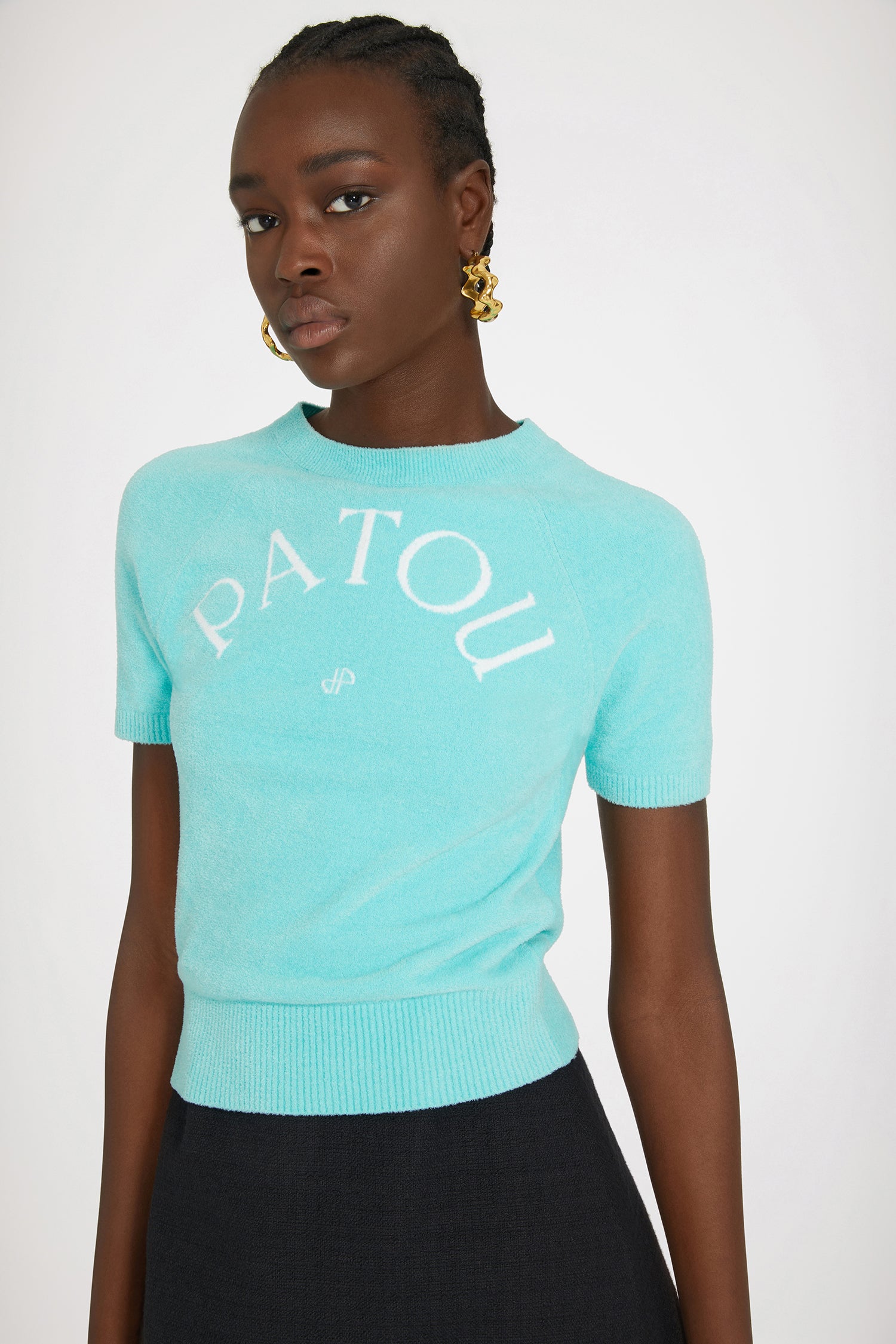 Patou - Top Patou in misto cotone - Acqua Blue - Patou: cinque lettere per scrivere la nuova eleganza.Top in misto cotone blu acceso. Maglia a spugna. Collo tondo. Collo, polsini e orlo a costine. Maniche corte. Patou e JP in jacquard sul davanti.