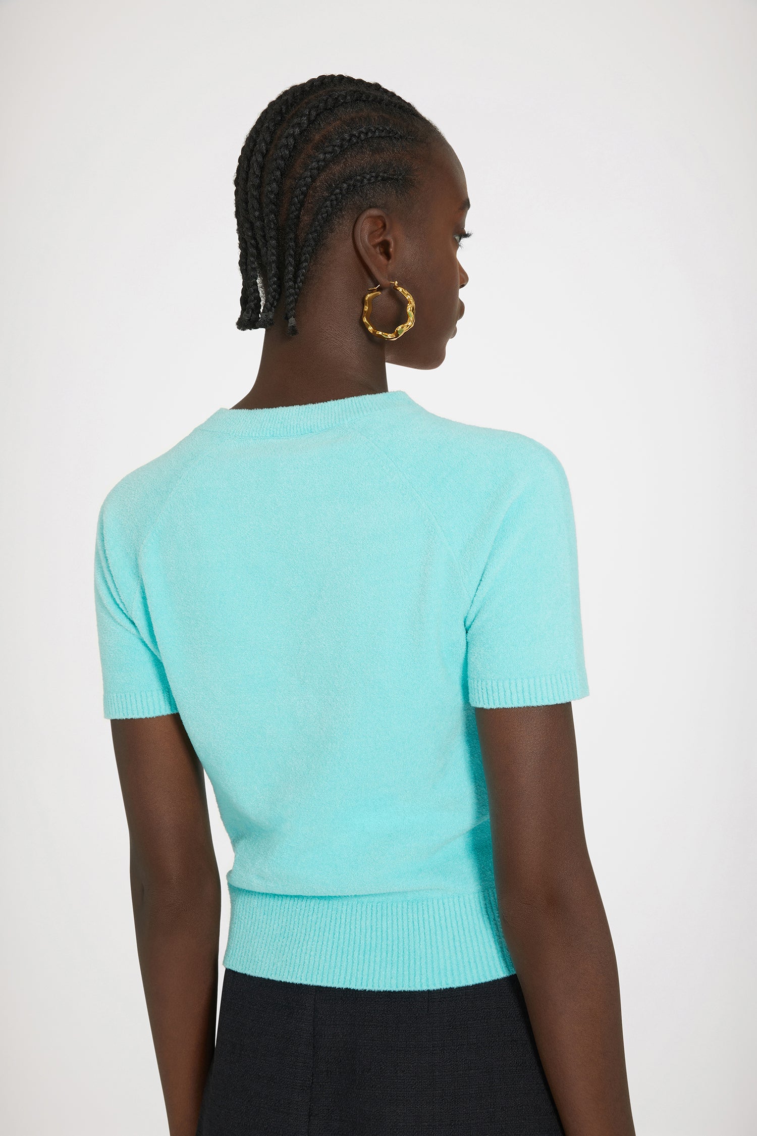Patou - Top Patou in misto cotone - Acqua Blue - Patou: cinque lettere per scrivere la nuova eleganza.Top in misto cotone blu acceso. Maglia a spugna. Collo tondo. Collo, polsini e orlo a costine. Maniche corte. Patou e JP in jacquard sul davanti.