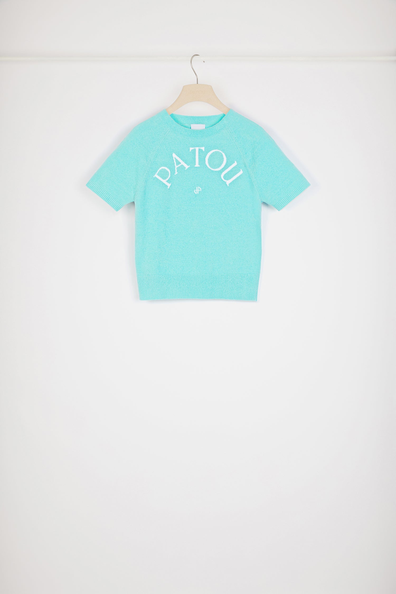Patou - Top Patou in misto cotone - Acqua Blue - Patou: cinque lettere per scrivere la nuova eleganza.Top in misto cotone blu acceso. Maglia a spugna. Collo tondo. Collo, polsini e orlo a costine. Maniche corte. Patou e JP in jacquard sul davanti.