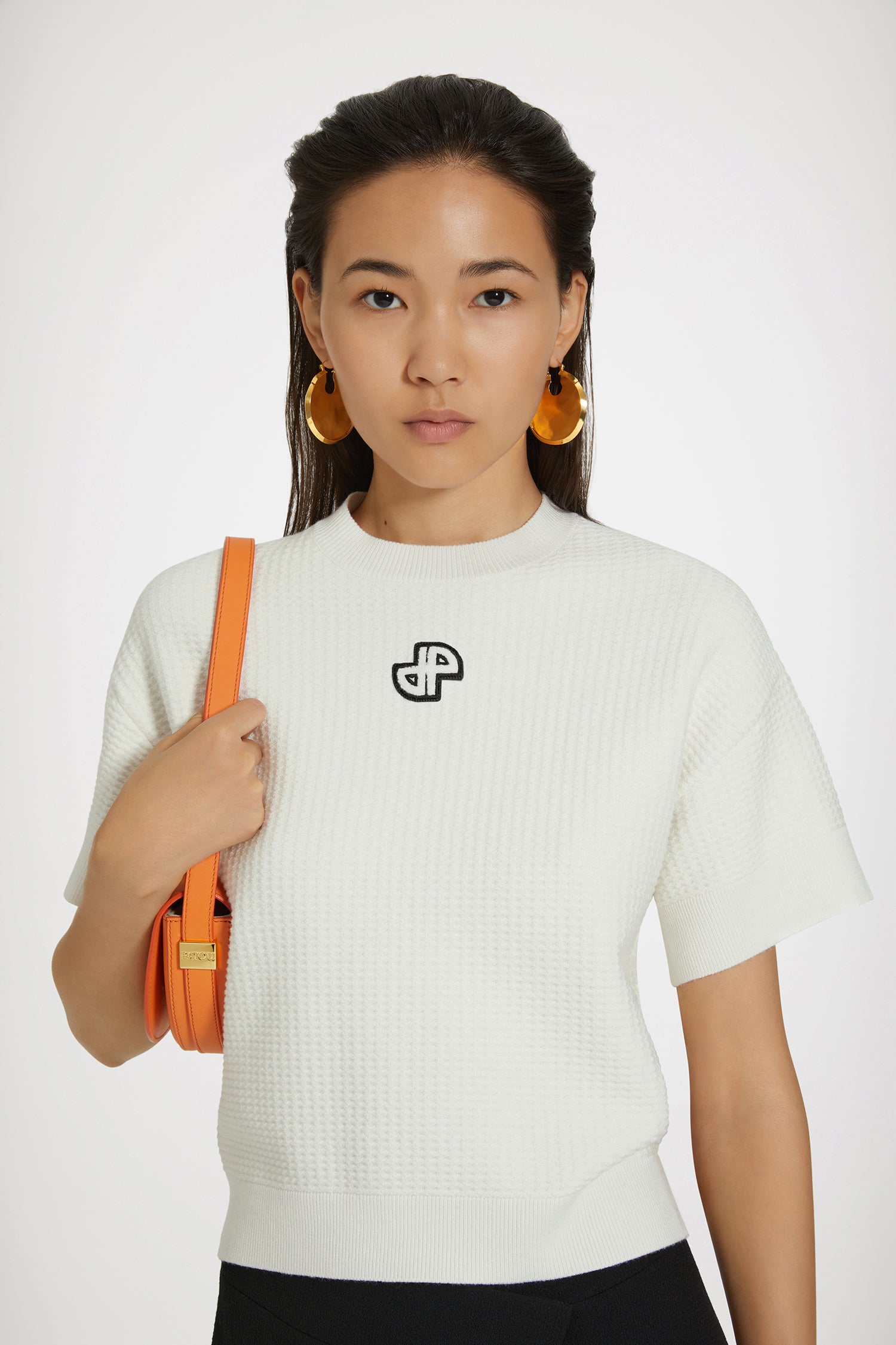 Patou - Top a maniche corte in maglia 3D - White - La 3D dall'anima couture.Top in maglia bianca. Punto 3D. Collo tondo. Collo, polsini e orlo a costine. Maniche corte. JP ricamato sul davanti.