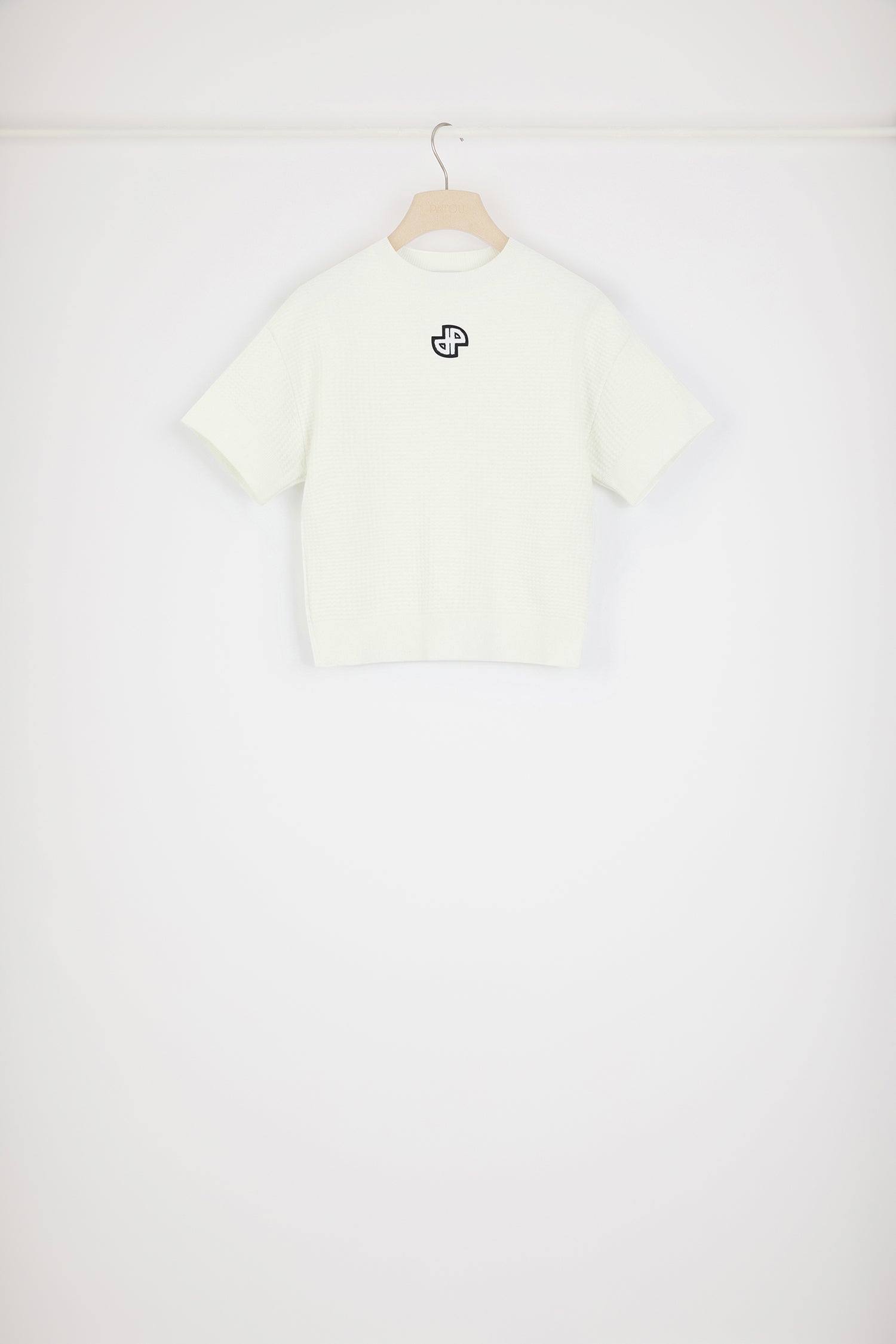 Patou - Top a maniche corte in maglia 3D - White - La 3D dall'anima couture.Top in maglia bianca. Punto 3D. Collo tondo. Collo, polsini e orlo a costine. Maniche corte. JP ricamato sul davanti.