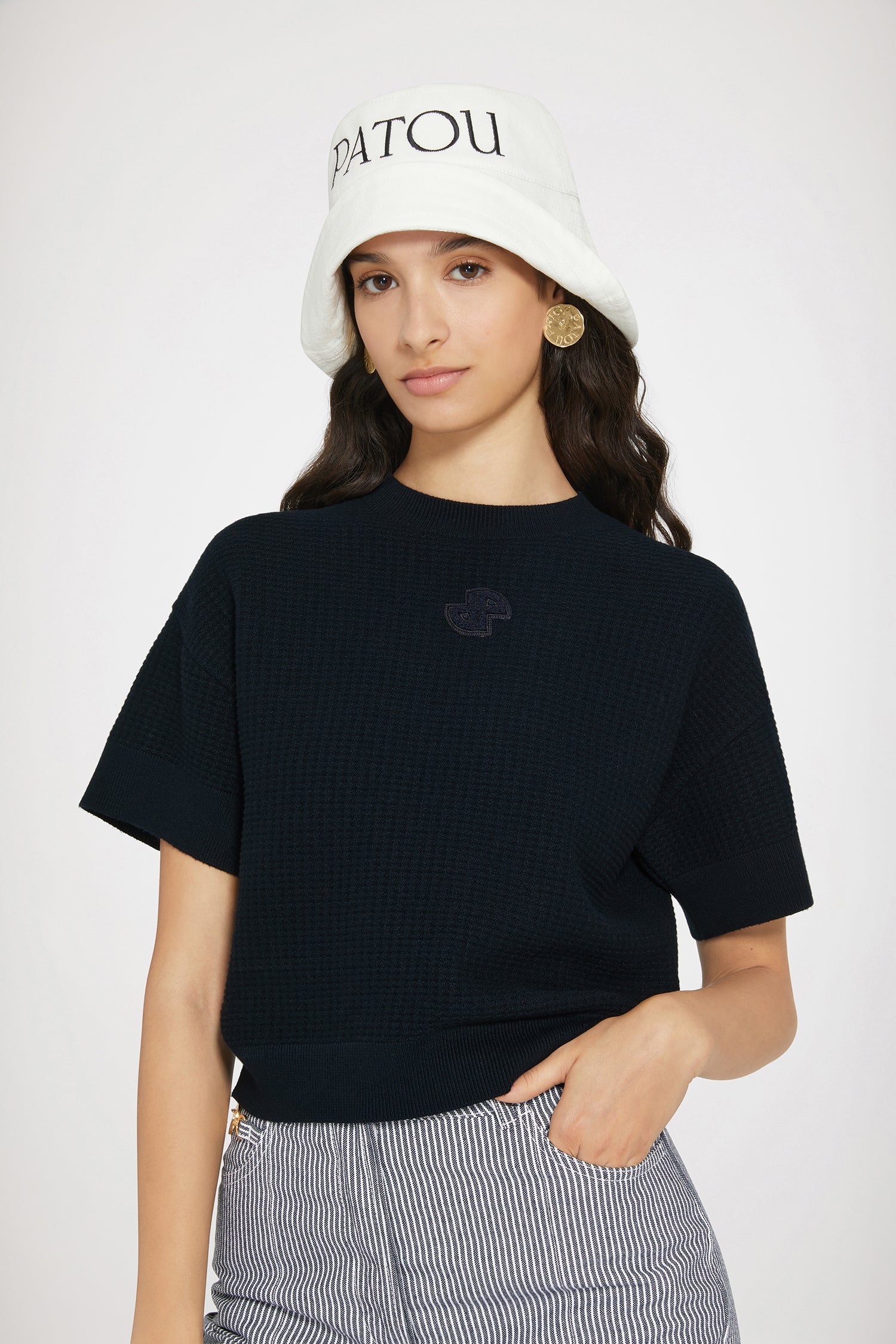 Patou - Top a maniche corte in maglia 3D - Navy - La 3D dall'anima couture.Top in maglia blu scuro. Punto 3D. Collo tondo. Collo, polsini e orlo a costine. Maniche corte. JP ricamato sul davanti.