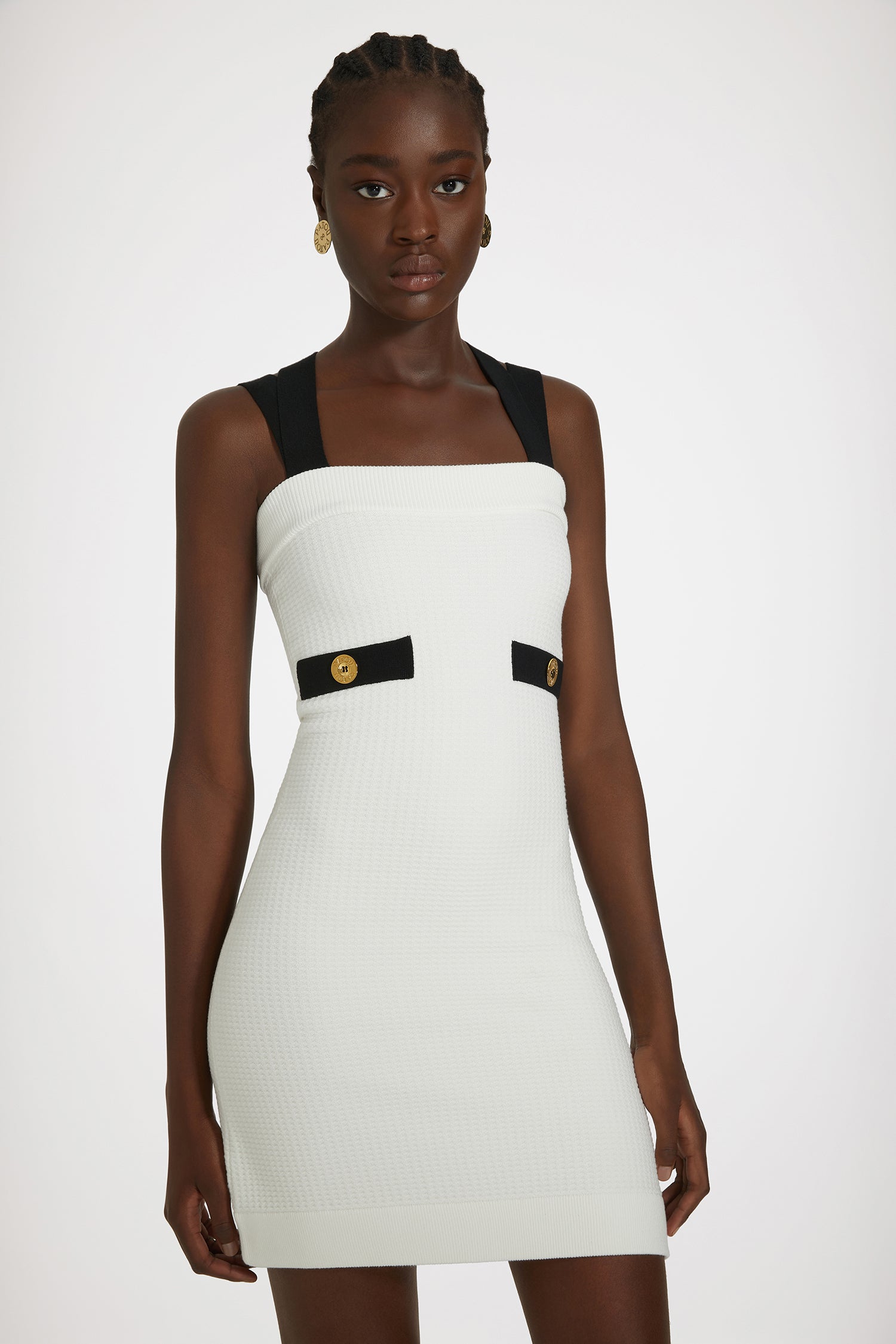 Patou - Robe à doubles bretelles en maille 3D - White - La maille redouble de bretelles et de style.Robe en maille blanche. Point 3D. Modèle court. Silhouette ajustée. Doubles bretelles croisées au dos. Fausses poches avec boutons Patou dorés. JP brodé au dos.Ce modèle est moulant.