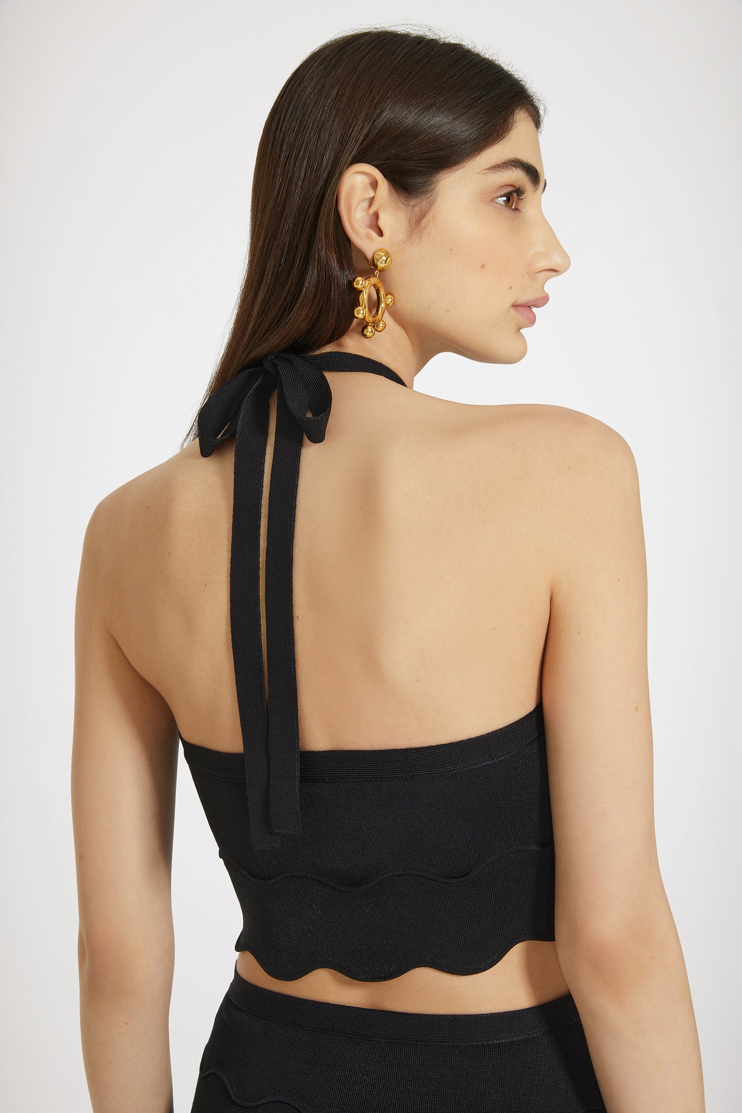 Patou - Top in maglia ondulata - Black - La maglieria estiva sulla cresta dell'onda.Top in maglia nera. Punto Milano. Disegno a onde. Modello cropped. Collo halter con lacci sul retro.Questo modello è corto e svela l'ombelico.