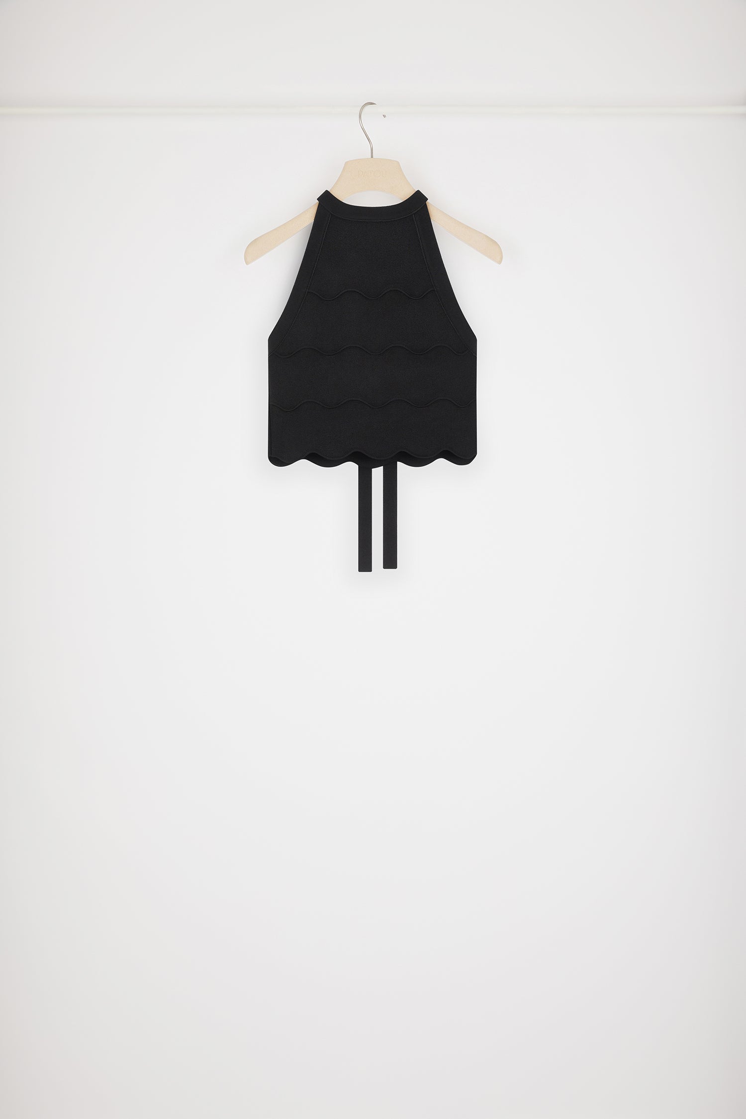 Patou - Top in maglia ondulata - Black - La maglieria estiva sulla cresta dell'onda.Top in maglia nera. Punto Milano. Disegno a onde. Modello cropped. Collo halter con lacci sul retro.Questo modello è corto e svela l'ombelico.