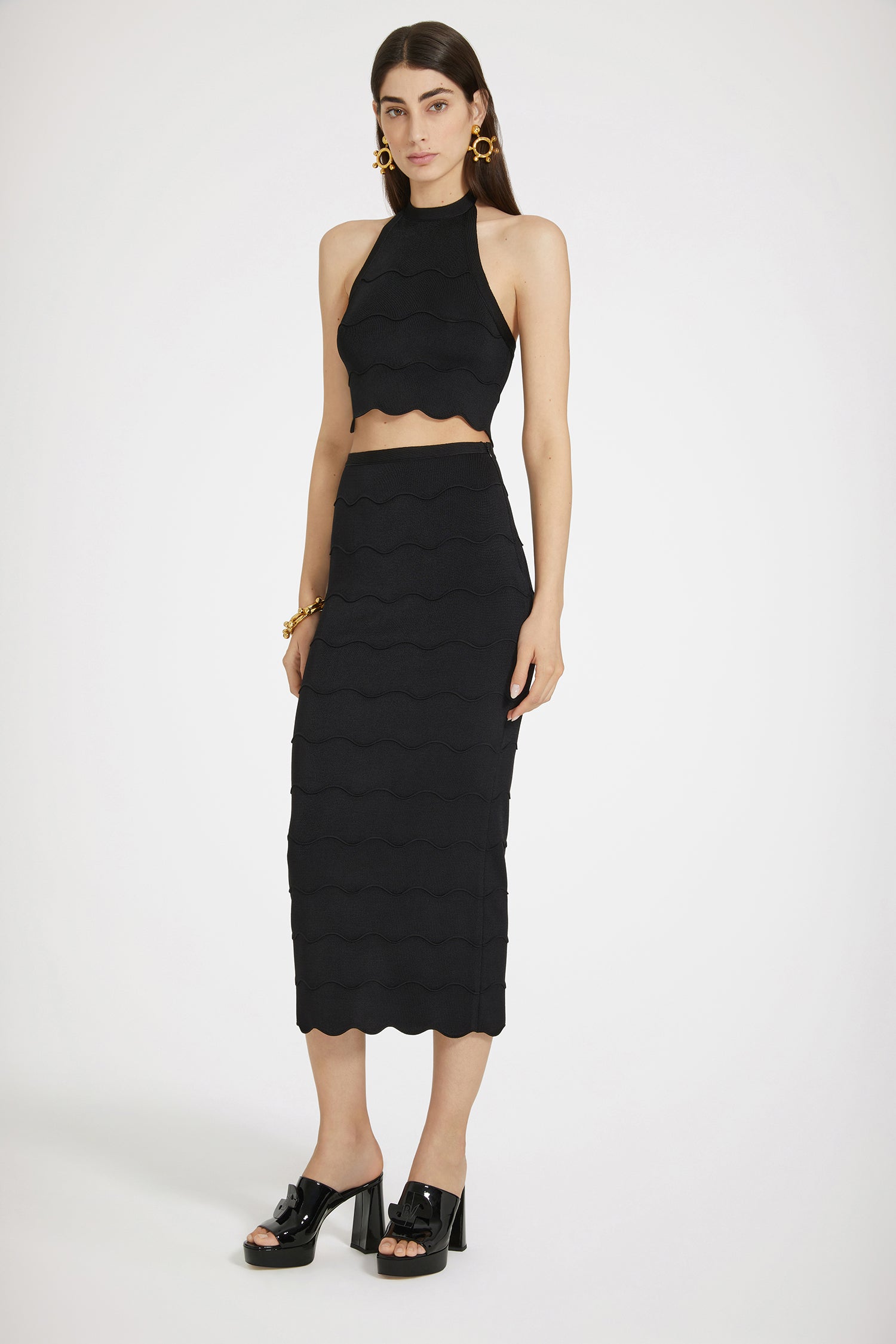 Patou - Gonna midi in maglia ondulata - Black - La maglieria estiva sulla cresta dell'onda.Gonna in maglia nera. Punto Milano. Disegno a onde. Lunghezza midi. Silhouette aderente. Chiusura con zip sul lato.