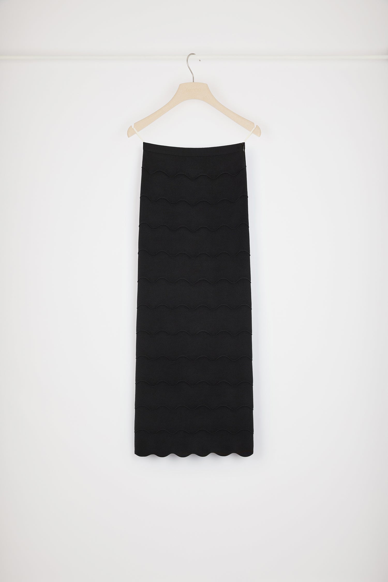 Patou - Gonna midi in maglia ondulata - Black - La maglieria estiva sulla cresta dell'onda.Gonna in maglia nera. Punto Milano. Disegno a onde. Lunghezza midi. Silhouette aderente. Chiusura con zip sul lato.