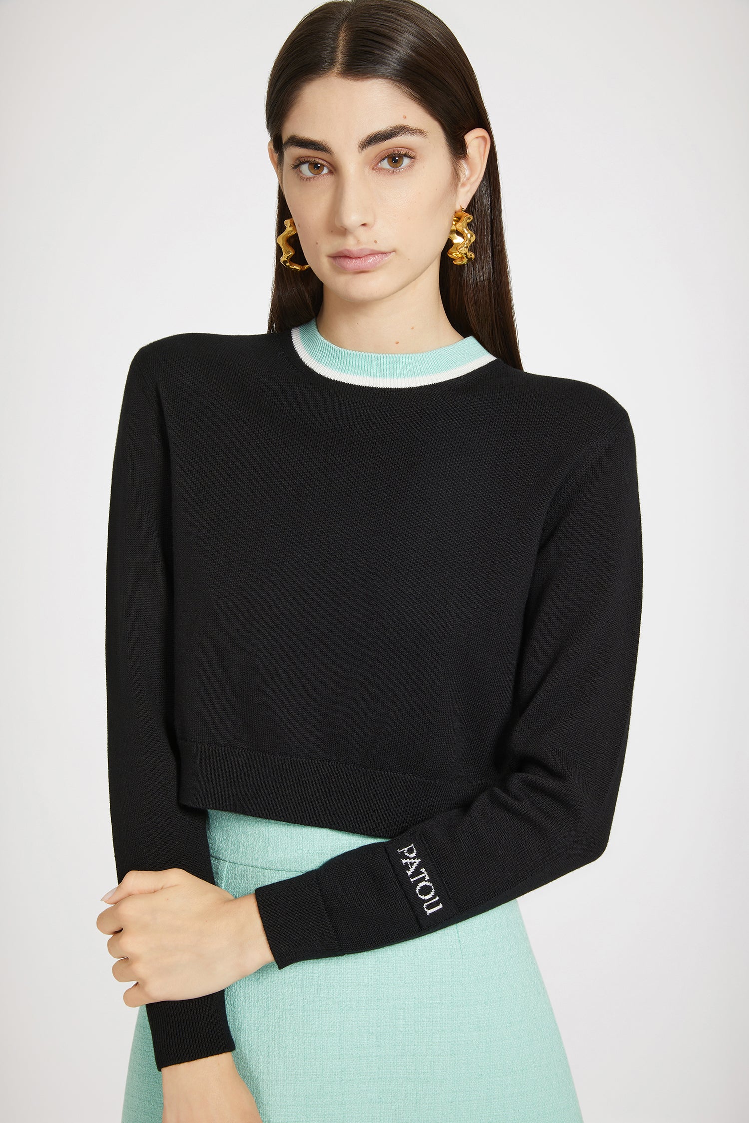 Patou - Maglia con collo a contrasto in cotone e lana - Black - Il color block in chiave minimalista.Maglia in misto cotone e lana nero. Modello cropped. Collo tondo bicolore a contrasto. Etichetta Patou sulla manica sinistra.