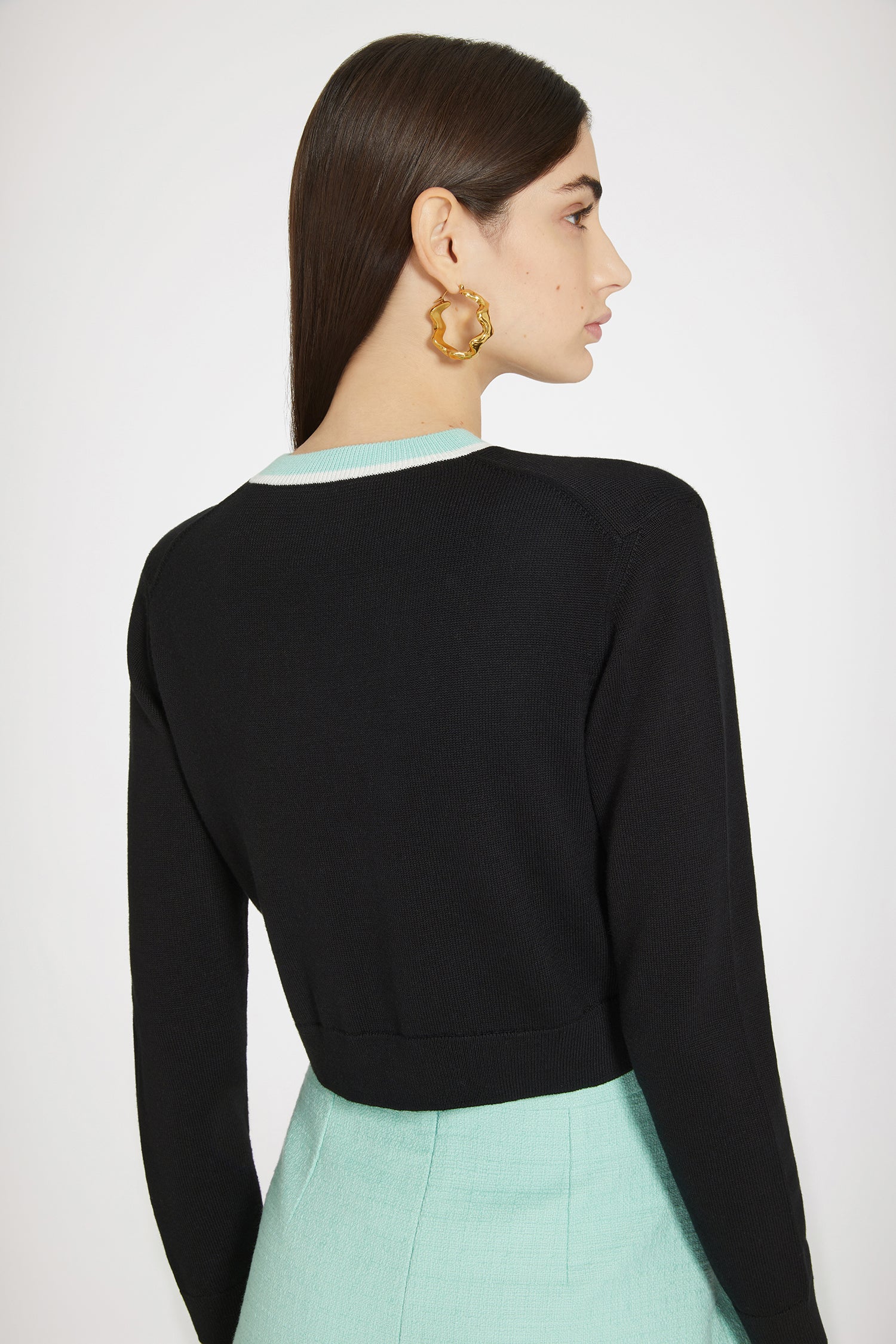 Patou - Contrast collar jumper in cotton and wool - Black - A subtler take on colour blocking.Black cotton and wool jumper. Cropped length. Round neck. Two-tone contrast collar. Patou jacquard label on the left sleeve.