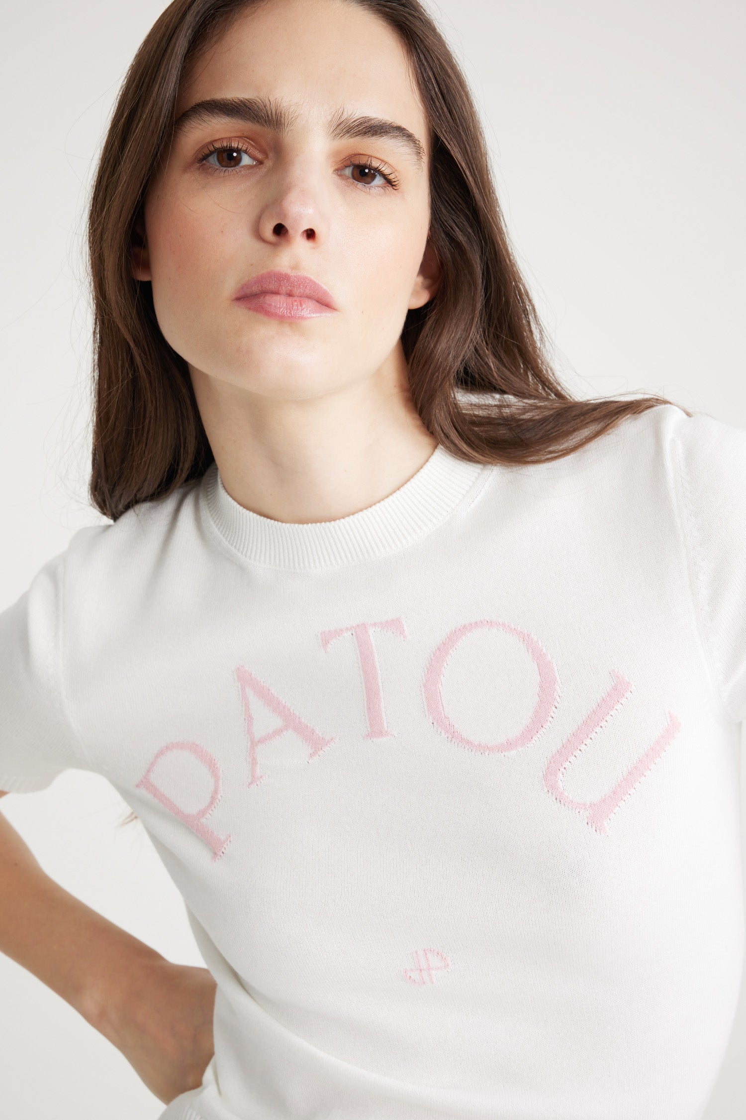 Patou - Top Patou in maglia ecosostenibile - White - Patou scrive la sostenibilità in cinque lettere.Top in maglia di cotone bio bianco. Vestibilità aderente. Maniche corte. Collo rotondo. Bordi a costine. Logo Patou e monogramma in jacquard sul fronte.Patou Market Osaka Exclusive