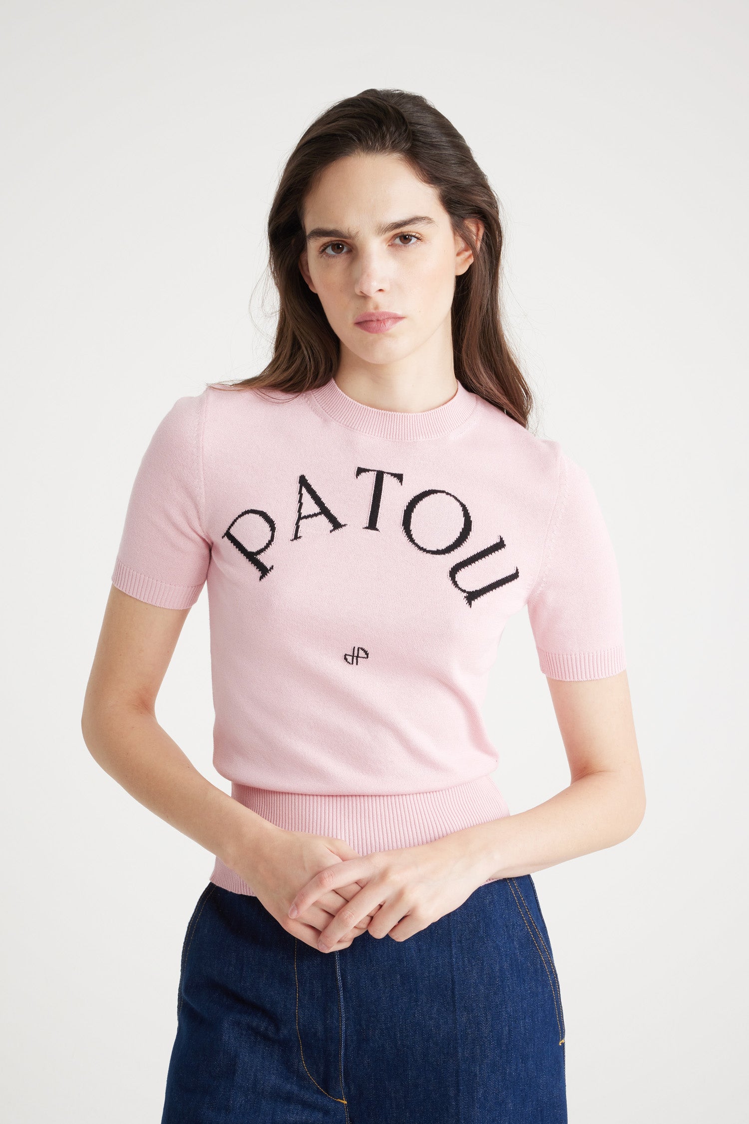 Patou - Patou Jacquard-Stricktop aus umweltfreundlichem Baumwollmix - Pink - Patou: fünf Buchstaben, die für einen neuen Stil stehen. Stricktop aus Bio-Baumwolle in Rosa. Körpernaher Schnitt mit kurzen Ärmeln. Rundhalsausschnitt. Rippung an Kragen, Ärmelabschlüssen und Taille. Patou-Buchstabenlogo und Jacquard-Monogramm auf der Vorderseite.Patou Market Osaka Exclusive