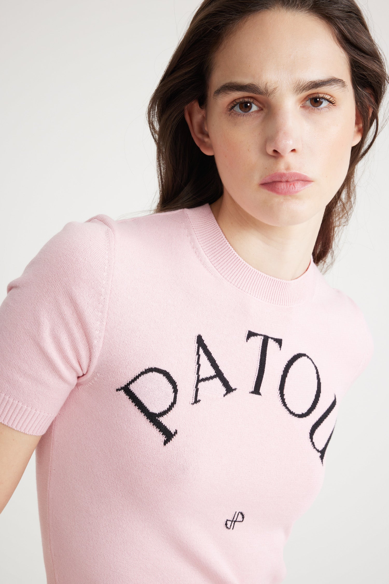Patou - Patou Jacquard-Stricktop aus umweltfreundlichem Baumwollmix - Pink - Patou: fünf Buchstaben, die für einen neuen Stil stehen. Stricktop aus Bio-Baumwolle in Rosa. Körpernaher Schnitt mit kurzen Ärmeln. Rundhalsausschnitt. Rippung an Kragen, Ärmelabschlüssen und Taille. Patou-Buchstabenlogo und Jacquard-Monogramm auf der Vorderseite.Patou Market Osaka Exclusive