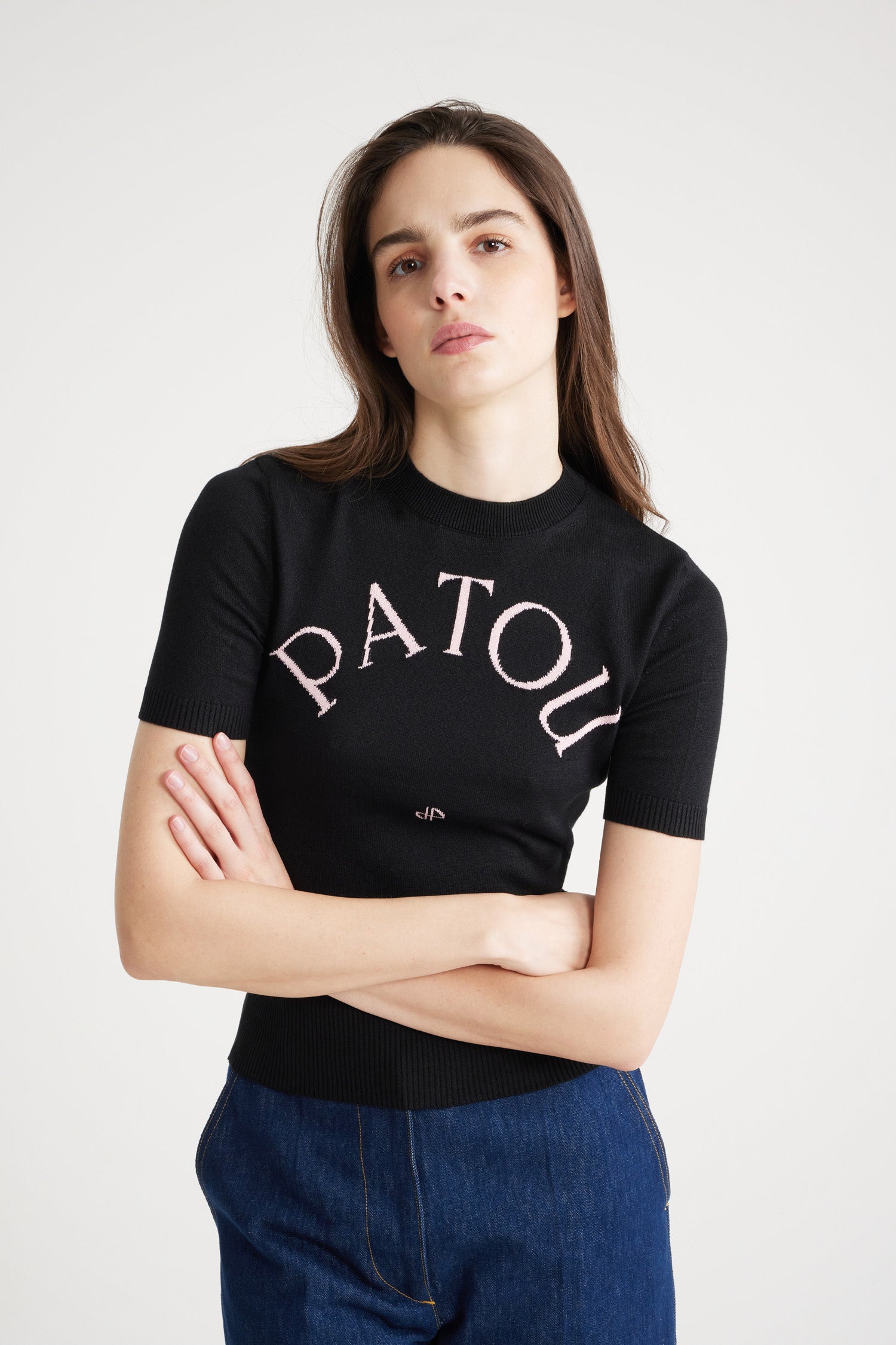 Patou - Top Patou in maglia ecosostenibile - Black - Patou scrive la sostenibilità in cinque lettere.Top in maglia di cotone bio nero. Vestibilità aderente. Maniche corte. Collo rotondo. Bordi a costine. Logo Patou e monogramma in jacquard sul fronte.Patou Market Osaka Exclusive