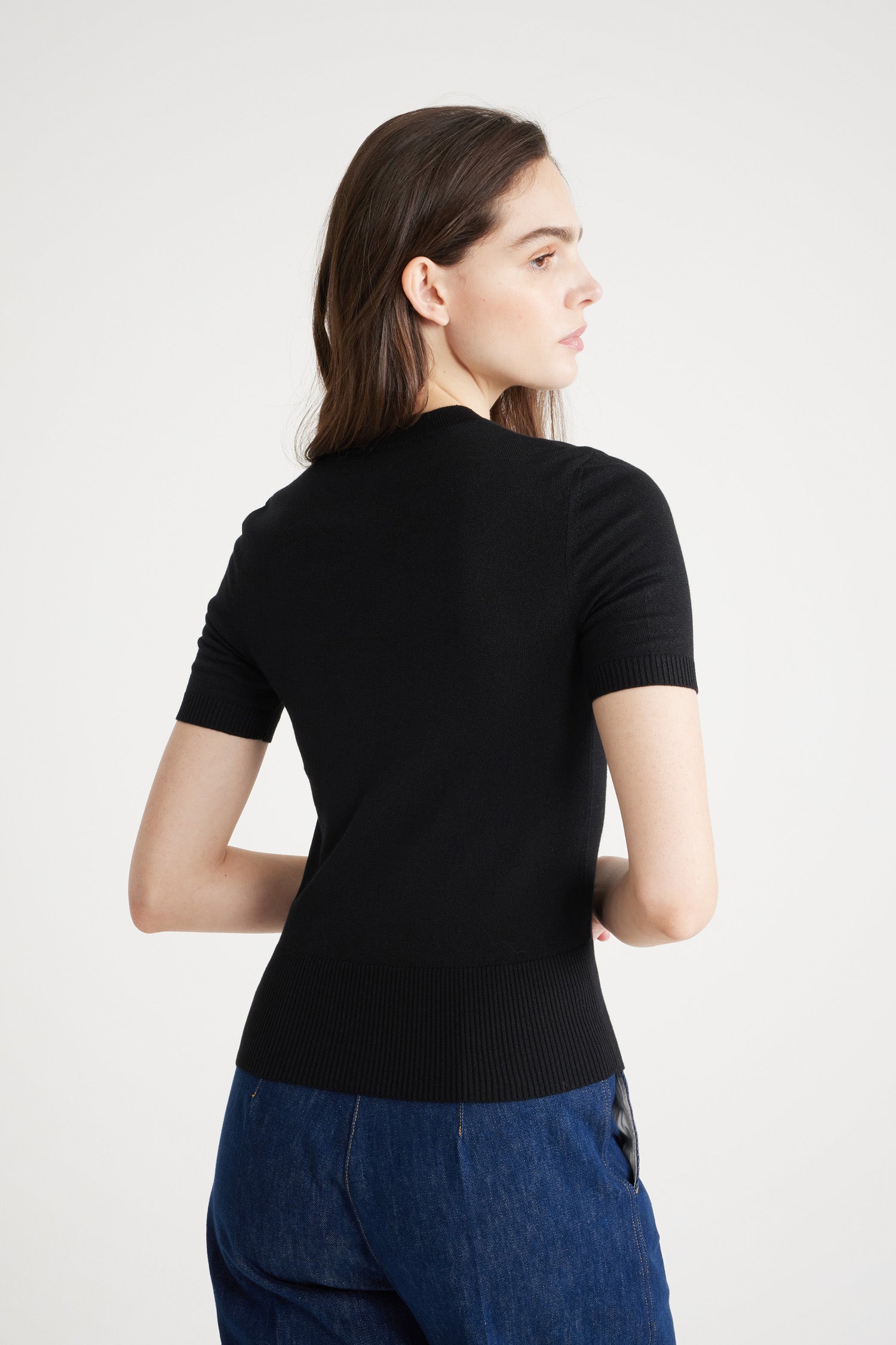 Patou - Top Patou in maglia ecosostenibile - Black - Patou scrive la sostenibilità in cinque lettere.Top in maglia di cotone bio nero. Vestibilità aderente. Maniche corte. Collo rotondo. Bordi a costine. Logo Patou e monogramma in jacquard sul fronte.Patou Market Osaka Exclusive
