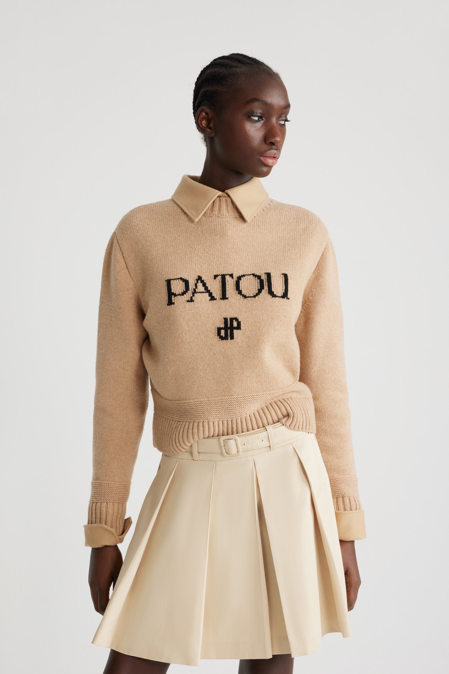 Patou - サステナブルウール&カシミア パトゥ インターシャ セーター - Biscuit - ビスケットベージュのサステナブル ウール&カシミア製セーター。ラウンドネック。カラー、袖口、裾にリブ入り。前面にPatou&JPインターシャ。
