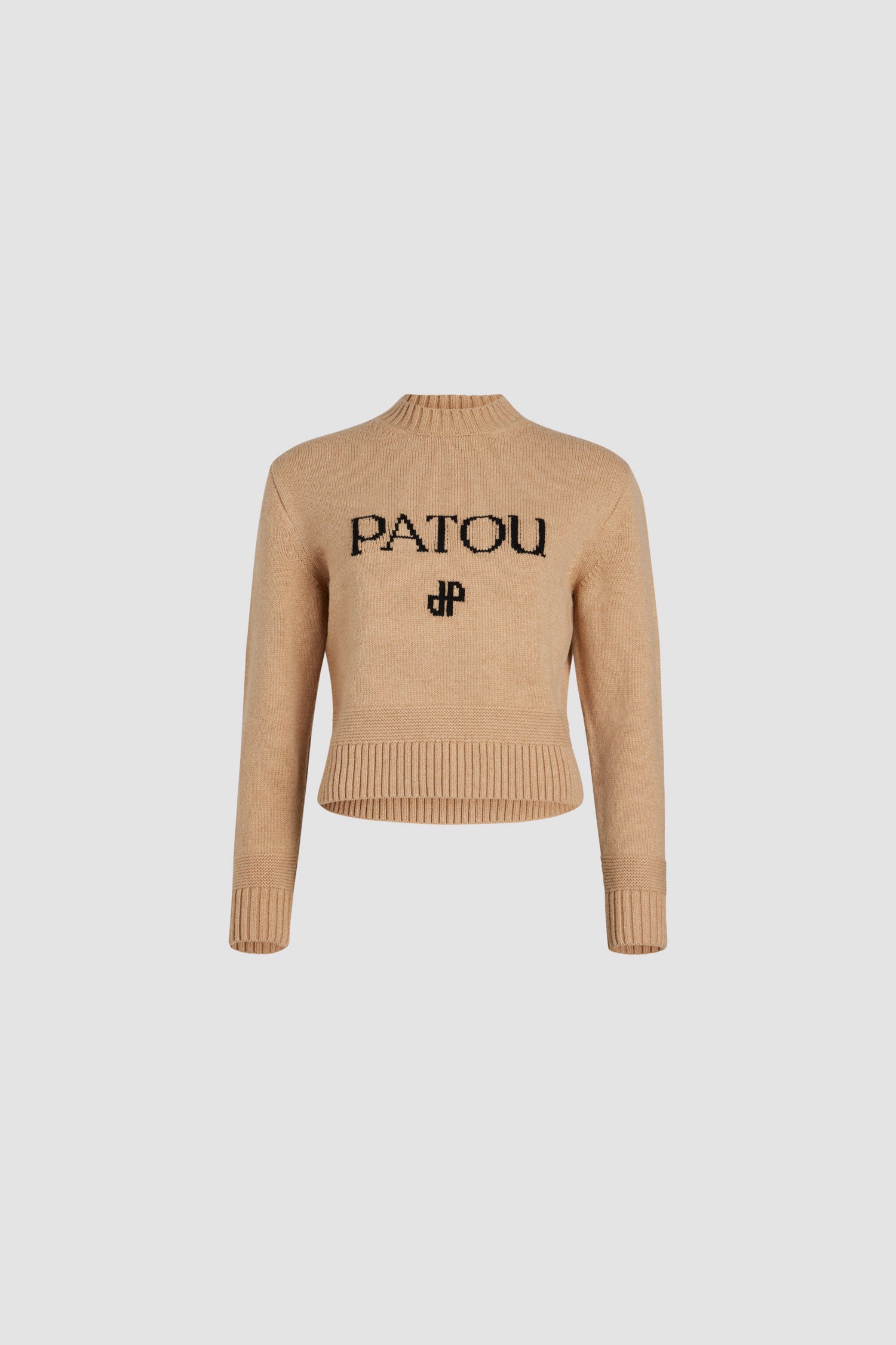 Patou - サステナブルウール&カシミア パトゥ インターシャ セーター - Biscuit - ビスケットベージュのサステナブル ウール&カシミア製セーター。ラウンドネック。カラー、袖口、裾にリブ入り。前面にPatou&JPインターシャ。