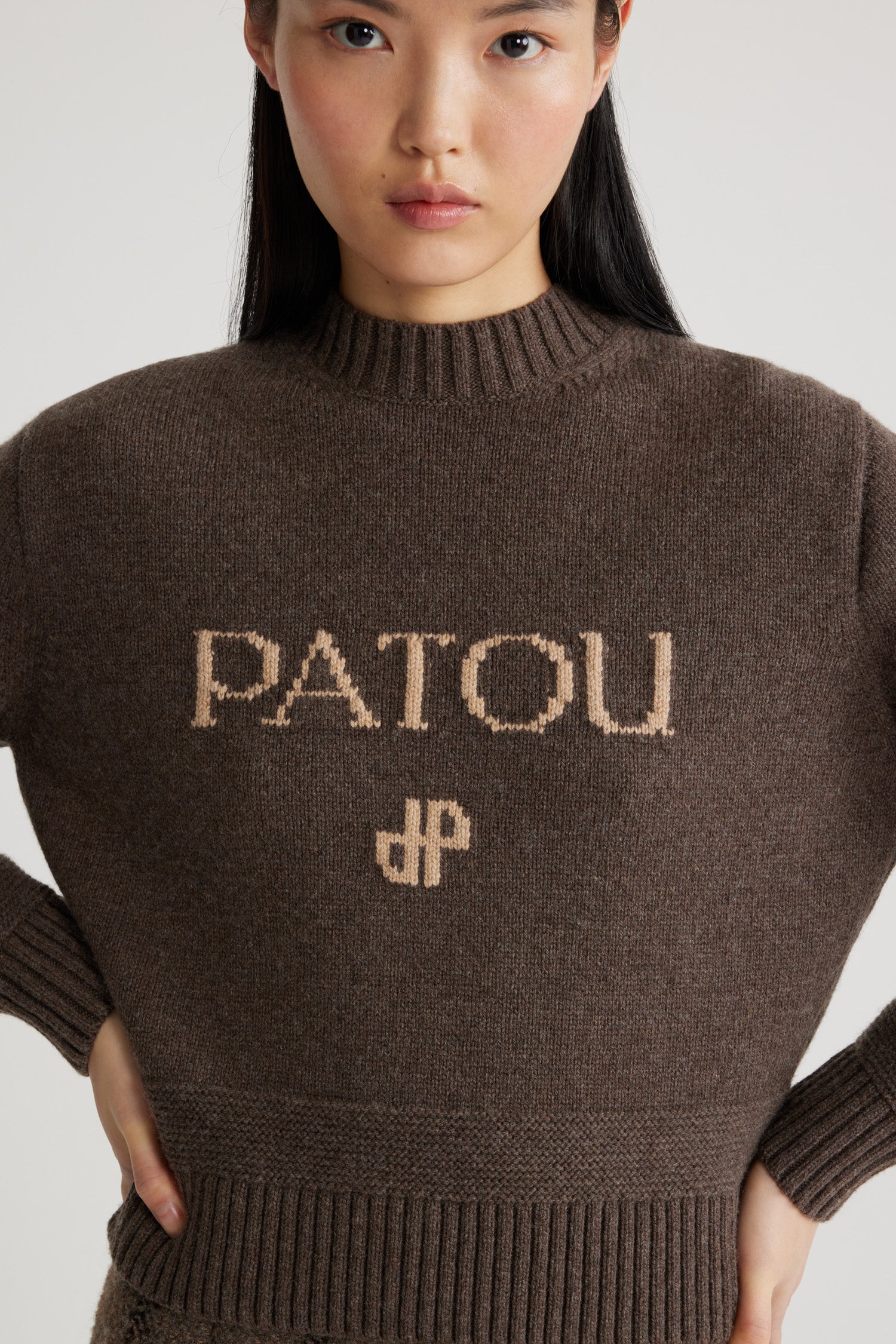 Patou - Pull Patou en laine et cachemire éco-responsable - Clove - Pull en mélange de laine et cachemire éco-responsable marron. Col rond. Col, poignets et ourlet côtelés. Patou et JP en intarsia sur le devant.