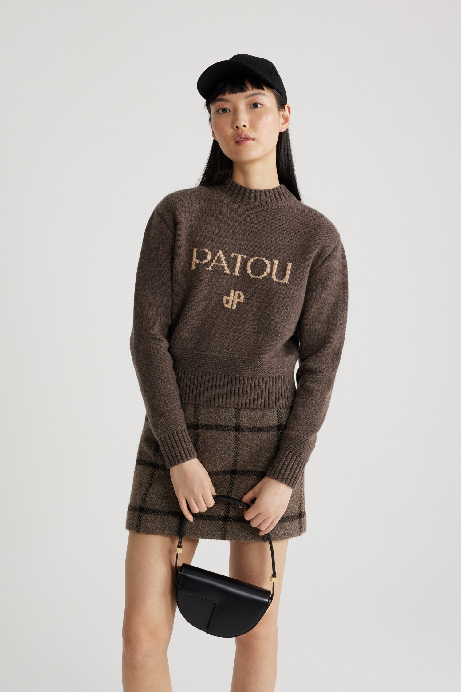 Patou - Pull Patou en laine et cachemire éco-responsable - Clove - Pull en mélange de laine et cachemire éco-responsable marron. Col rond. Col, poignets et ourlet côtelés. Patou et JP en intarsia sur le devant.