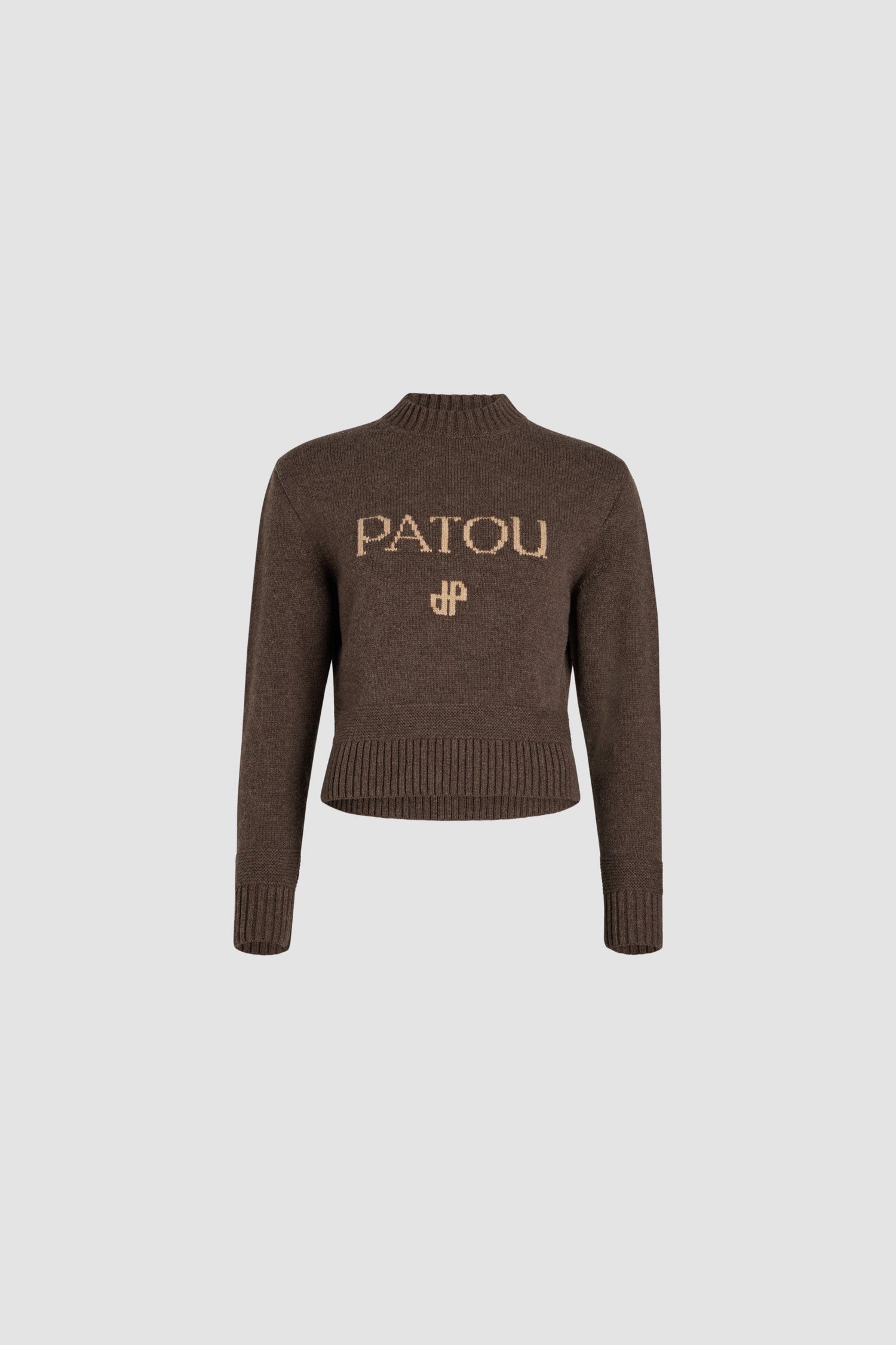Patou - Pull Patou en laine et cachemire éco-responsable - Clove - Pull en mélange de laine et cachemire éco-responsable marron. Col rond. Col, poignets et ourlet côtelés. Patou et JP en intarsia sur le devant.