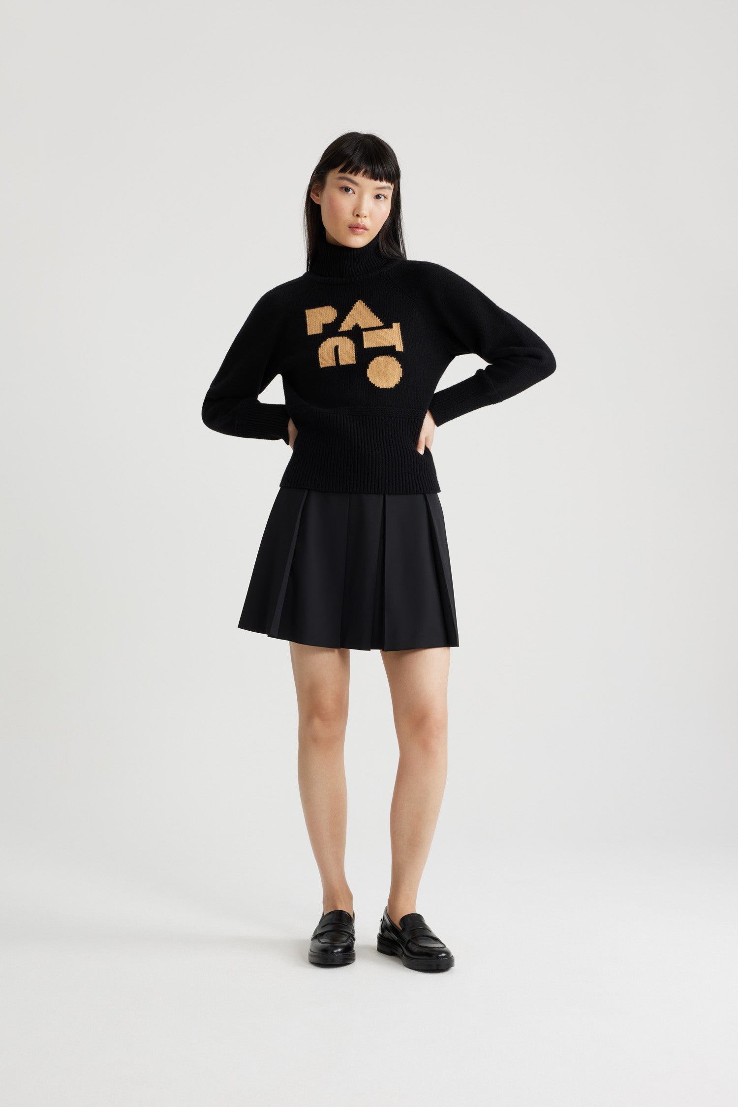 Patou - Maglione Patou Art Déco in misto lana e cachemire ecosostenibile - Black - Maglione in misto lana e cashmere ecosostenibile nero. Collo a dolcevita. Collo, polsini e orlo a costine. Maniche raglan. Patou in stile Art Déco sul davanti.