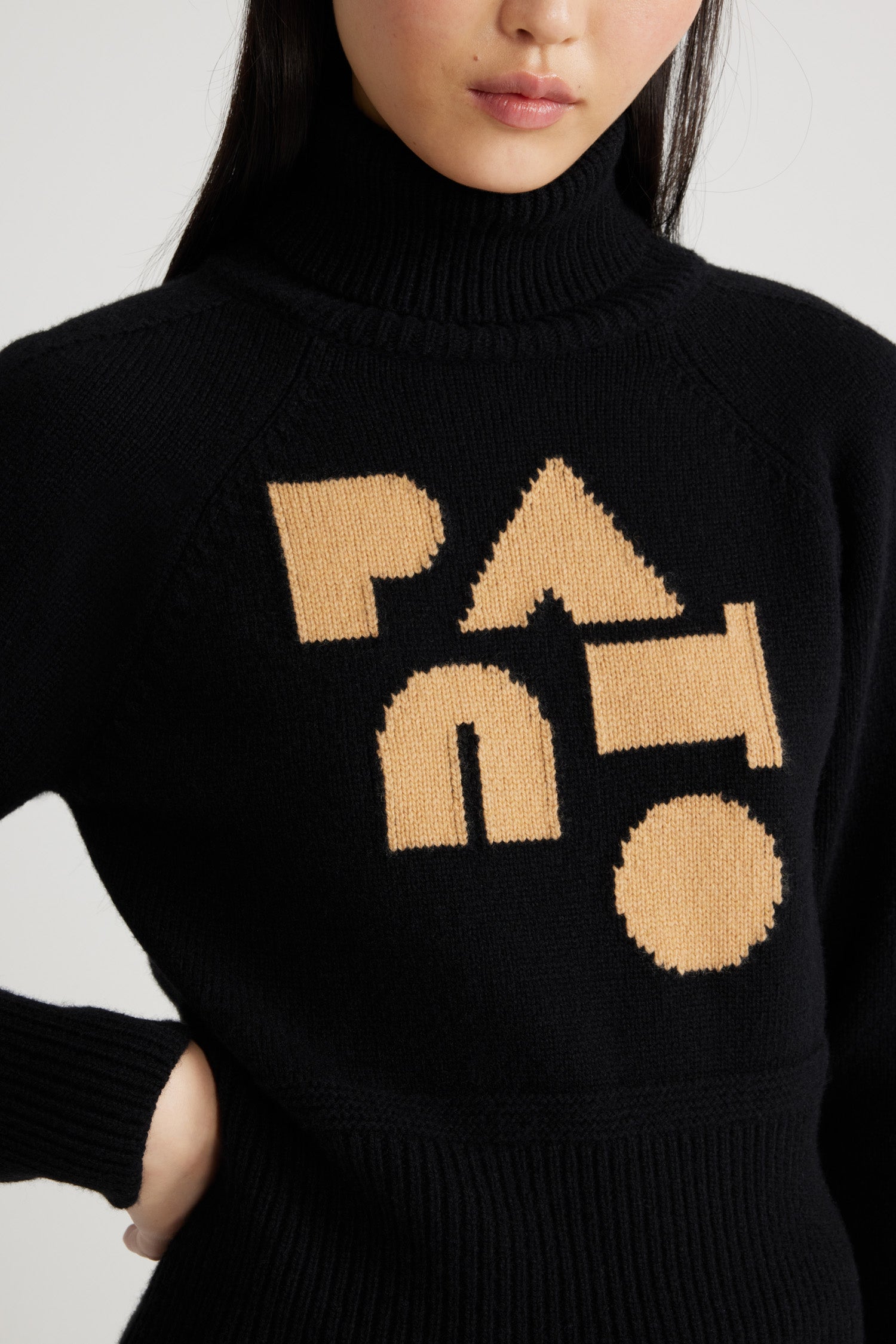 Patou - Maglione Patou Art Déco in misto lana e cachemire ecosostenibile - Black - Maglione in misto lana e cashmere ecosostenibile nero. Collo a dolcevita. Collo, polsini e orlo a costine. Maniche raglan. Patou in stile Art Déco sul davanti.